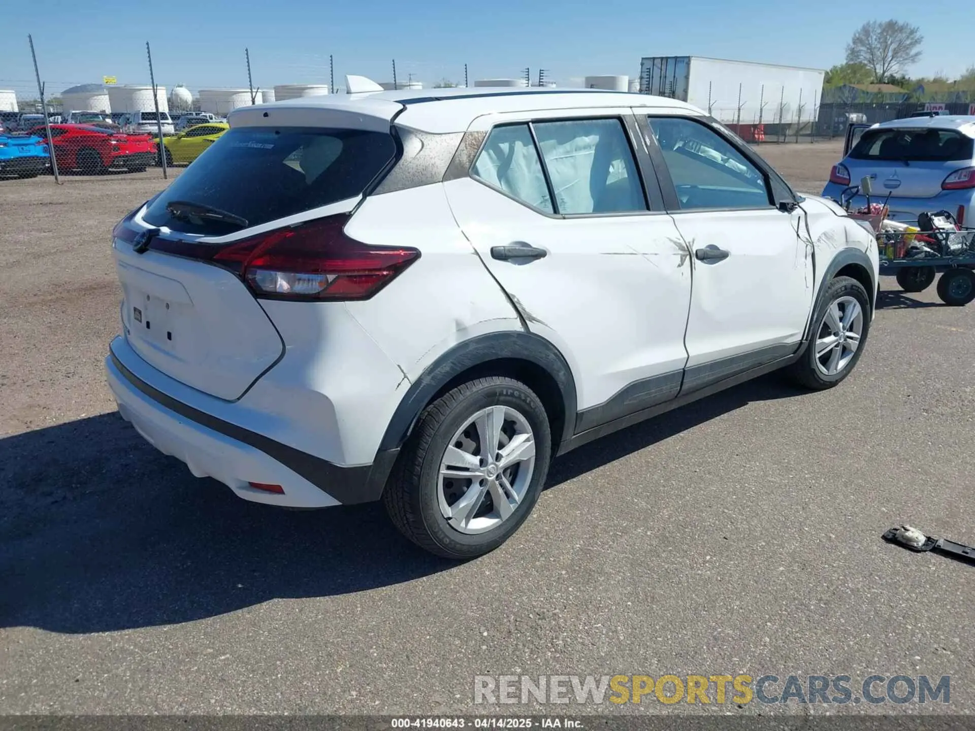 4 Photograph of a damaged car 3N1CP5BV0NL518752 NISSAN KICKS 2022