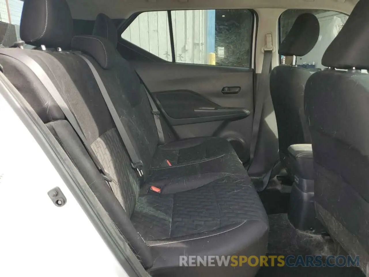 11 Photograph of a damaged car 3N1CP5BV8NL499805 NISSAN KICKS 2022