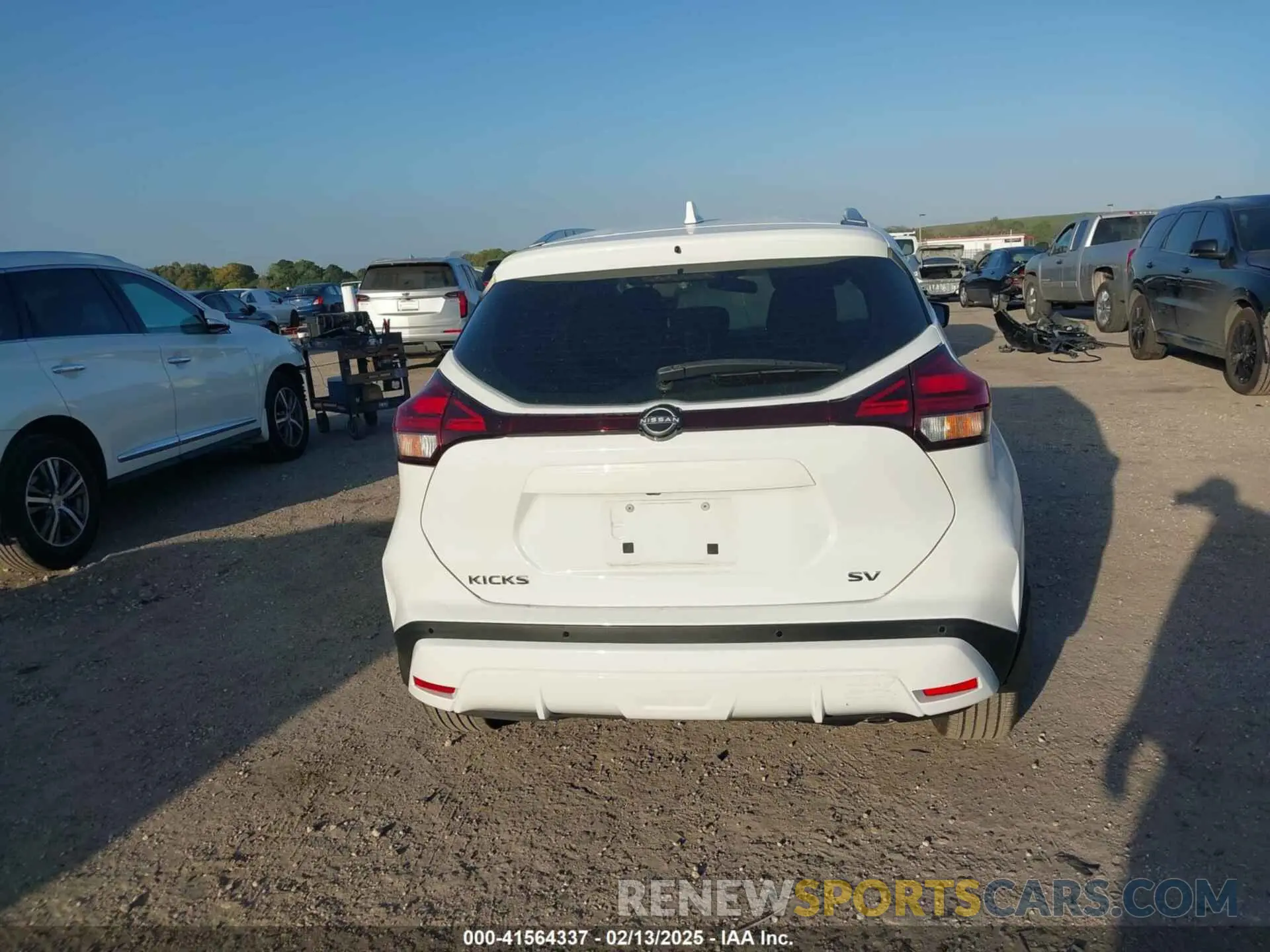 17 Photograph of a damaged car 3N1CP5CV4NL511267 NISSAN KICKS 2022