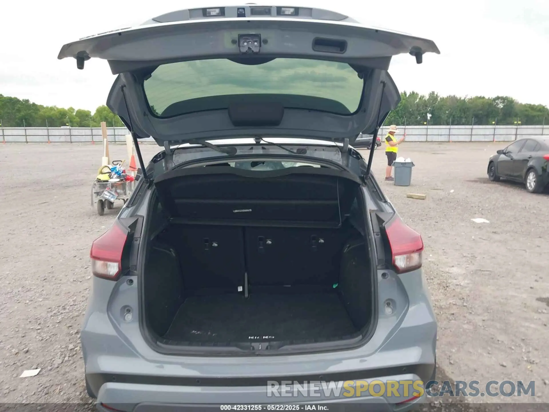 17 Photograph of a damaged car 3N1CP5DV5NL493750 NISSAN KICKS 2022