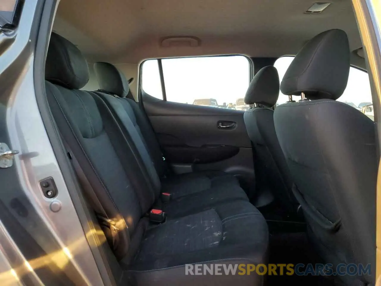 10 Photograph of a damaged car 1N4AZ1CP0KC321679 NISSAN LEAF 2019