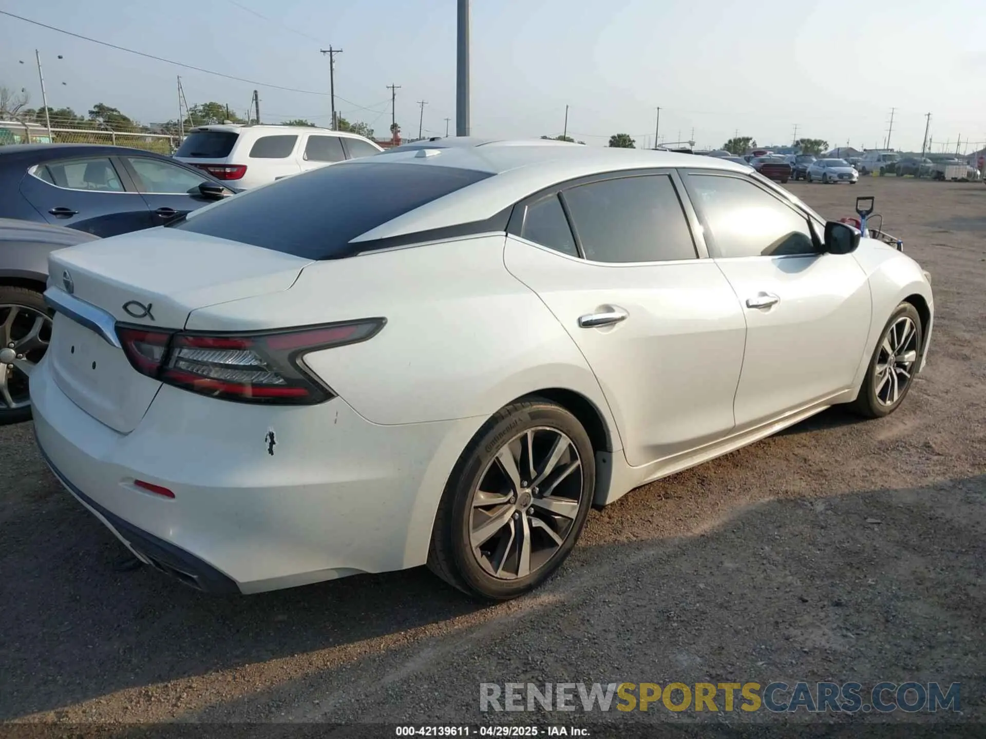 4 Photograph of a damaged car 1N4AA6AV7KC365653 NISSAN MAXIMA 2019