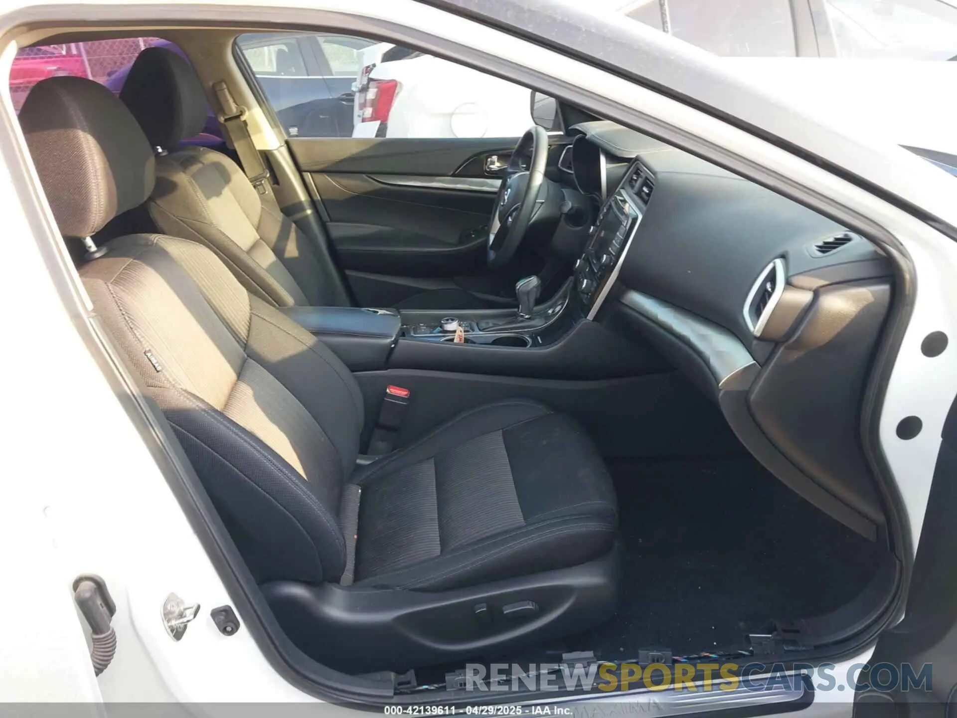 5 Photograph of a damaged car 1N4AA6AV7KC365653 NISSAN MAXIMA 2019