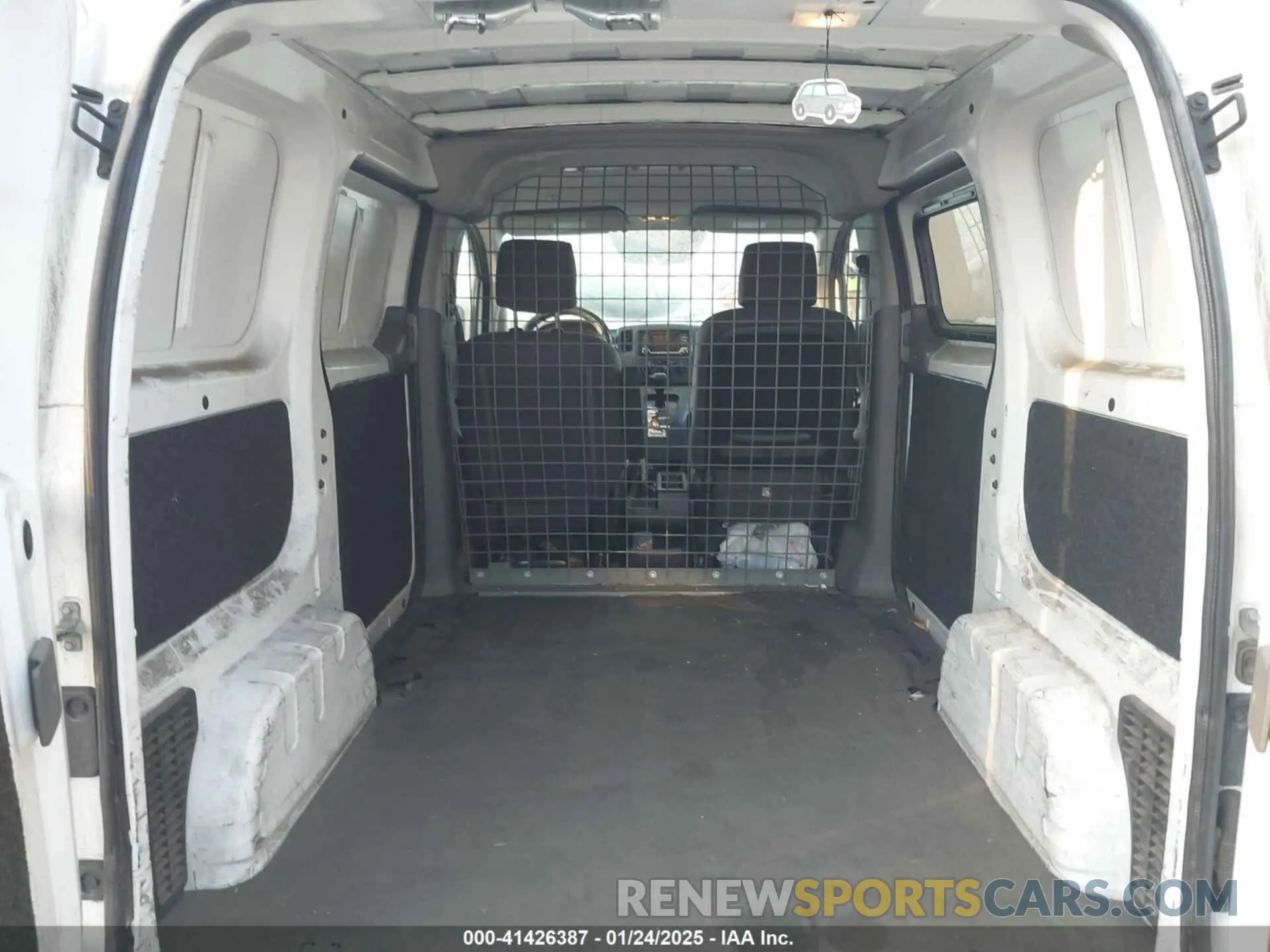 8 Photograph of a damaged car 3N6CM0KN5KK693375 NISSAN NV200 2019