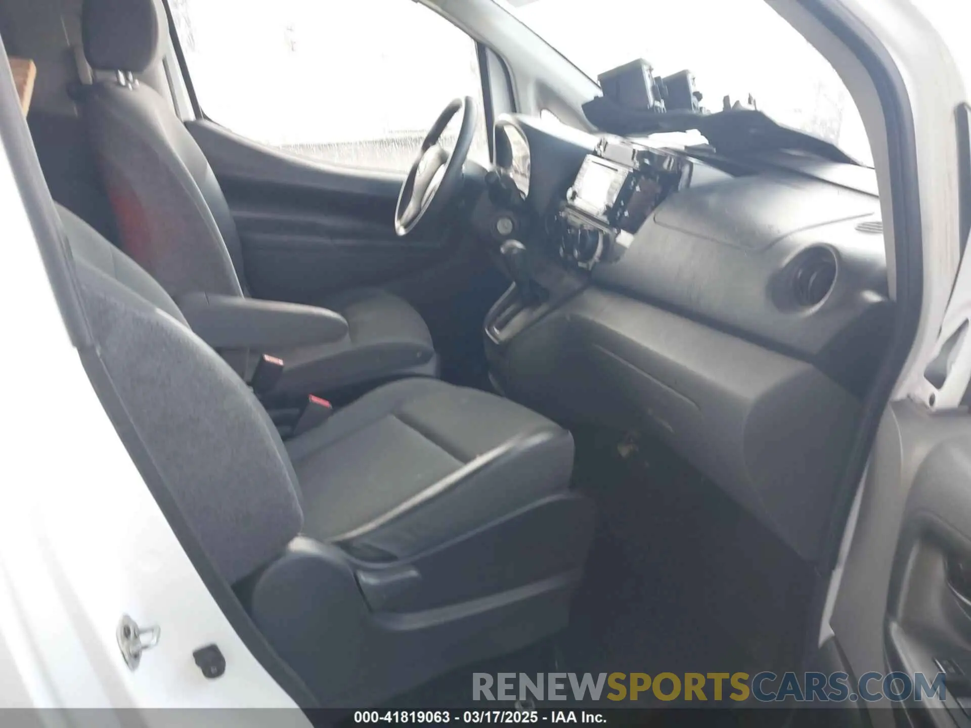 5 Photograph of a damaged car 3N6CM0KN5KK702303 NISSAN NV200 2019