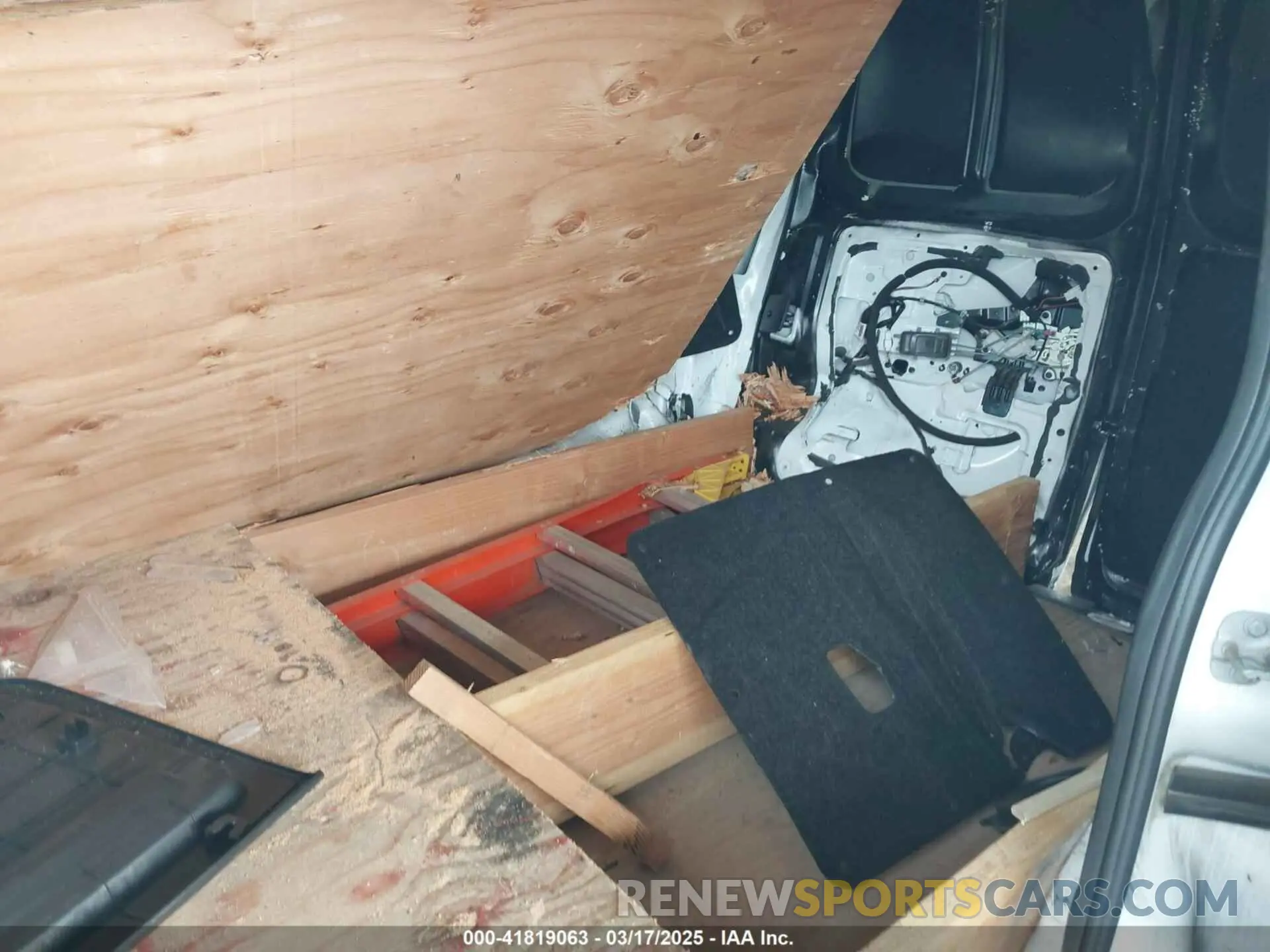8 Photograph of a damaged car 3N6CM0KN5KK702303 NISSAN NV200 2019