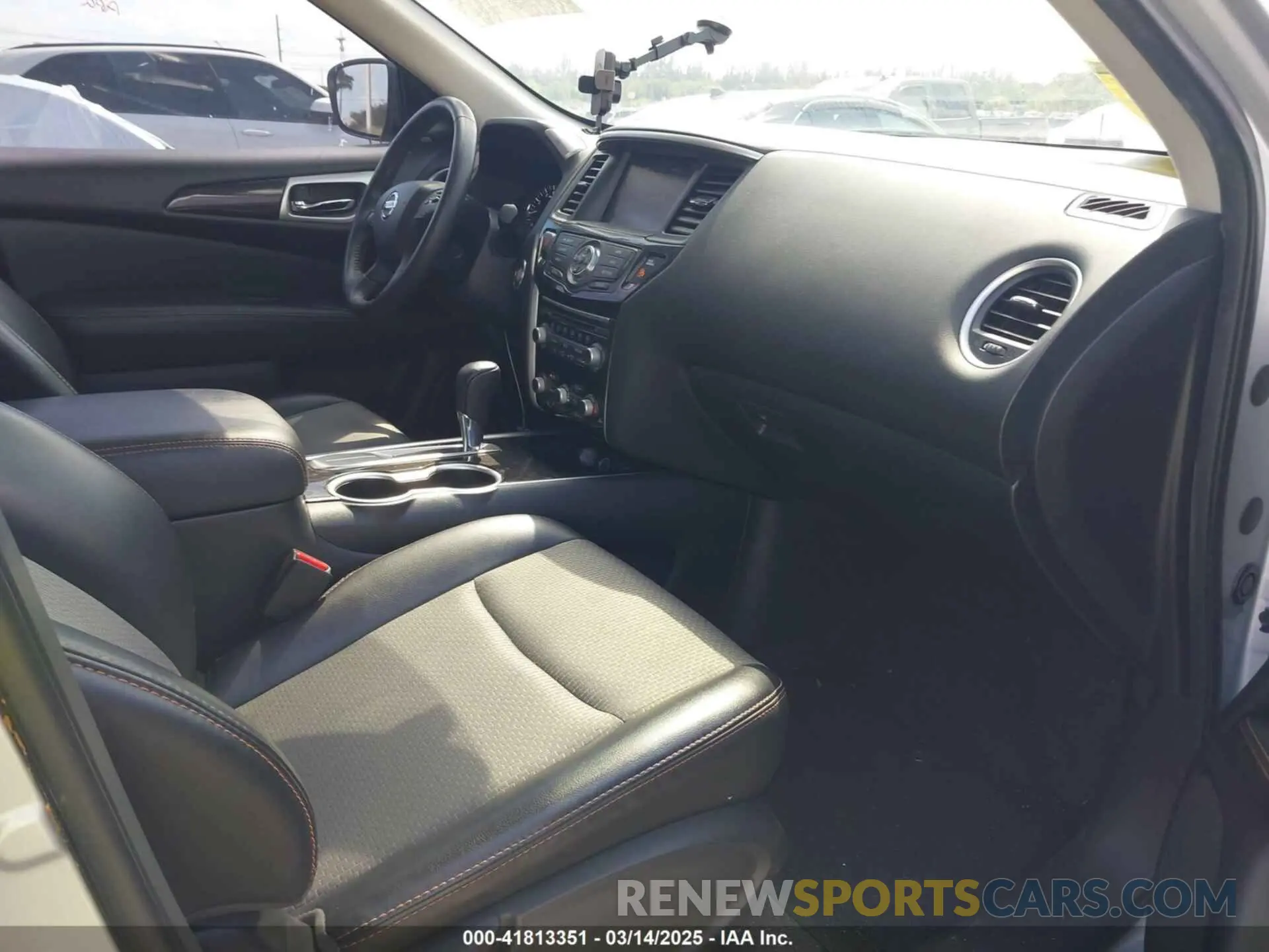 5 Photograph of a damaged car 5N1DR2MN4KC637723 NISSAN PATHFINDER 2019