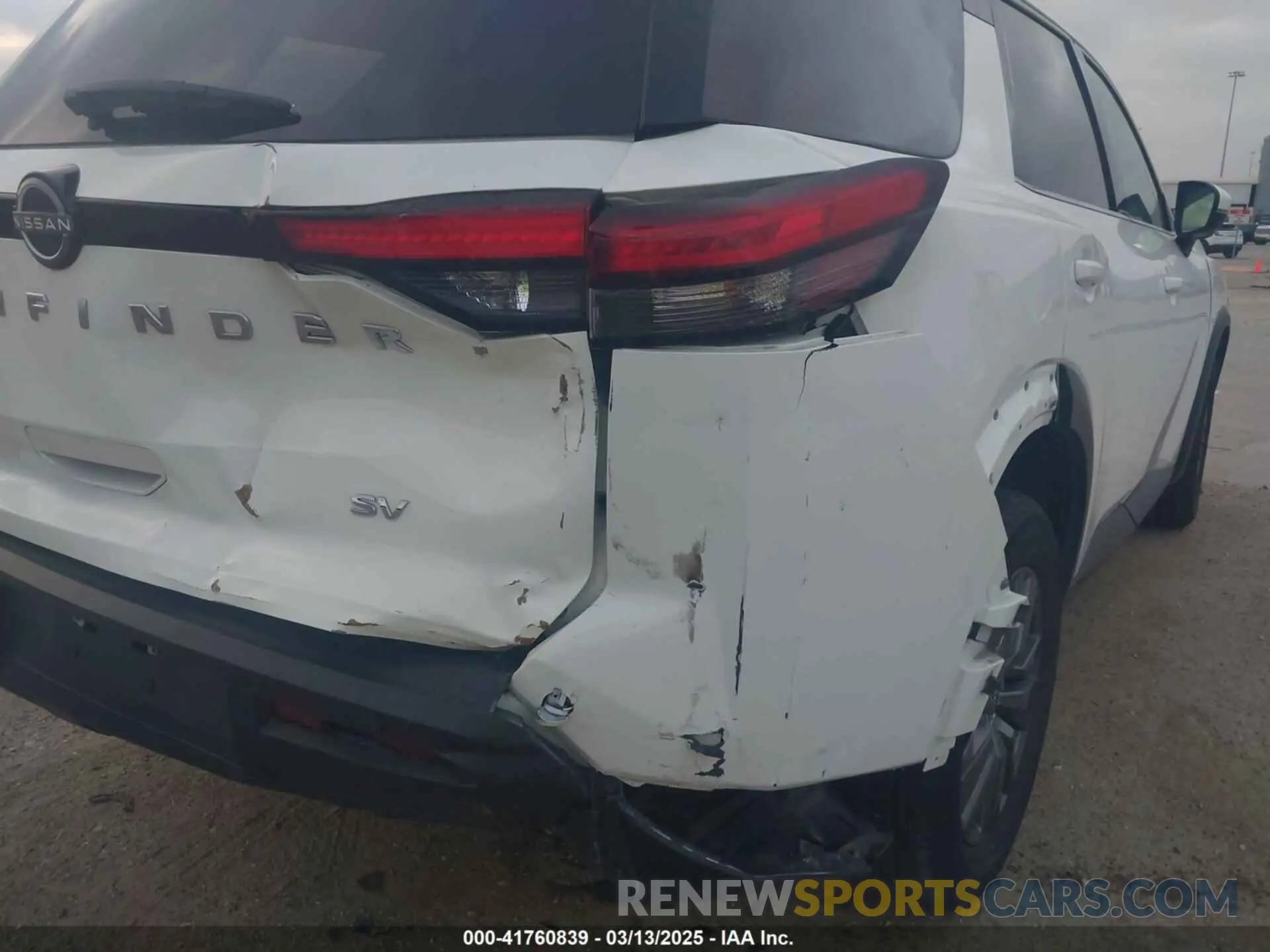 18 Photograph of a damaged car 5N1DR3BA4NC223741 NISSAN PATHFINDER 2022