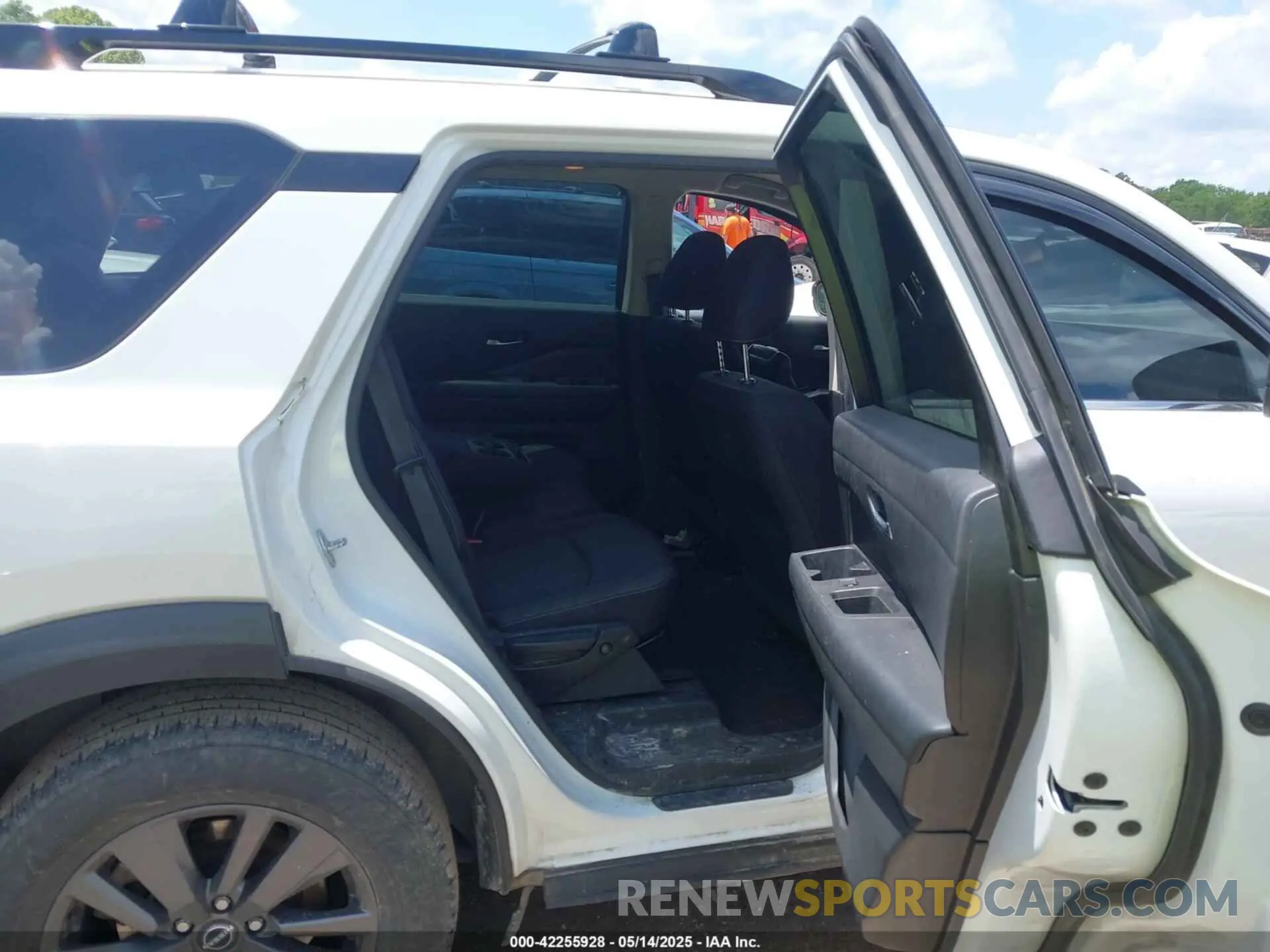 8 Photograph of a damaged car 5N1DR3BA7NC240498 NISSAN PATHFINDER 2022