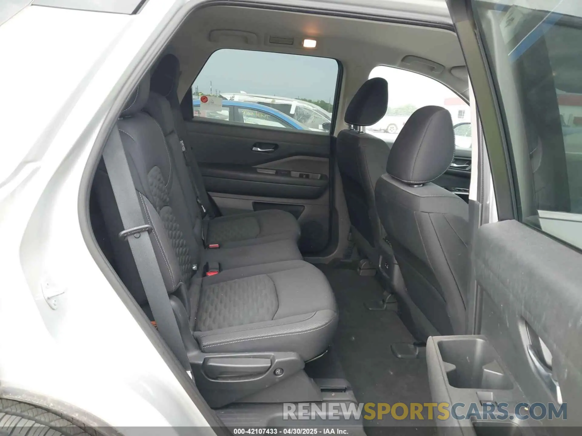 8 Photograph of a damaged car 5N1DR3BC6NC241692 NISSAN PATHFINDER 2022