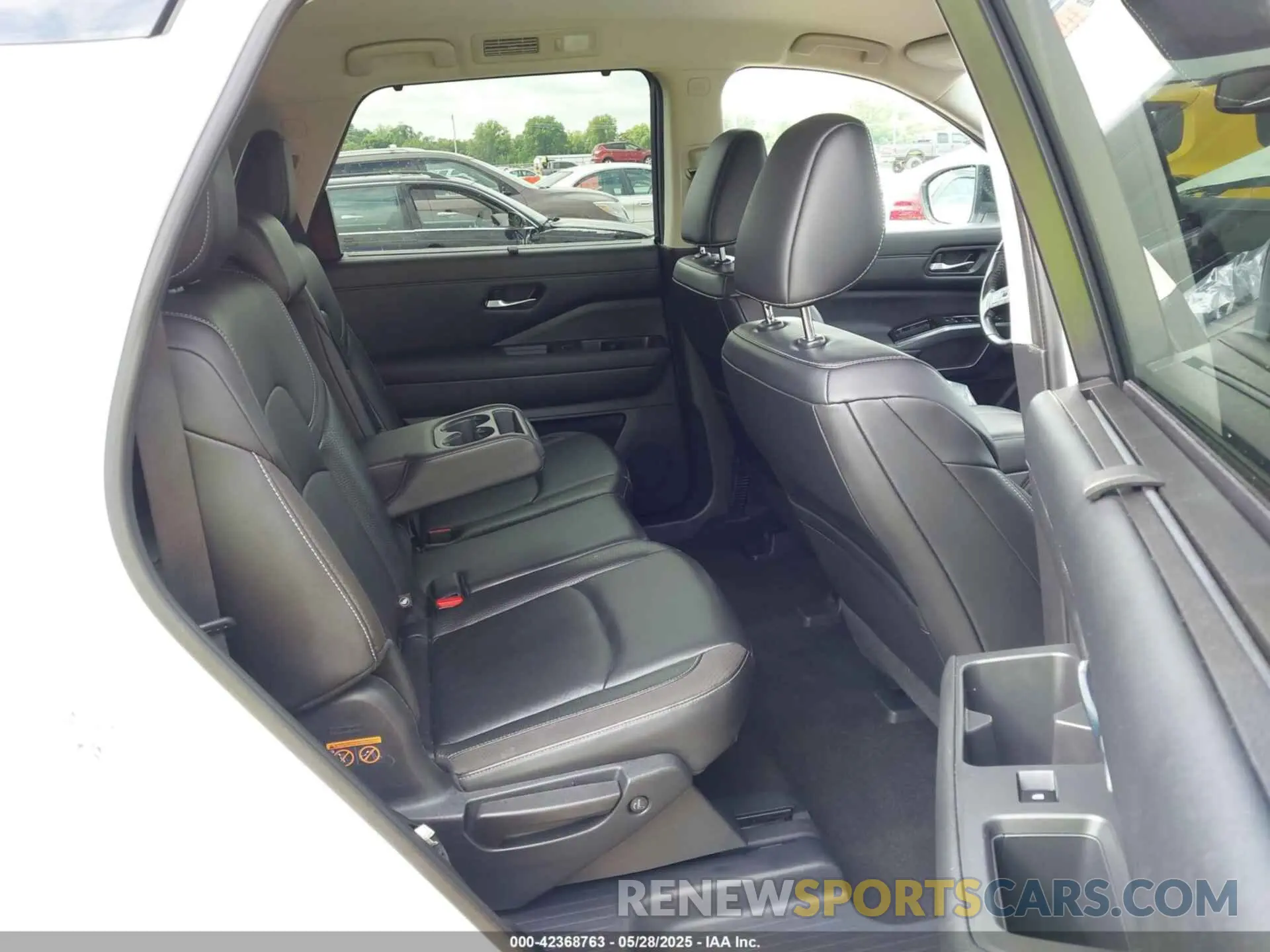 8 Photograph of a damaged car 5N1DR3CA1NC249597 NISSAN PATHFINDER 2022