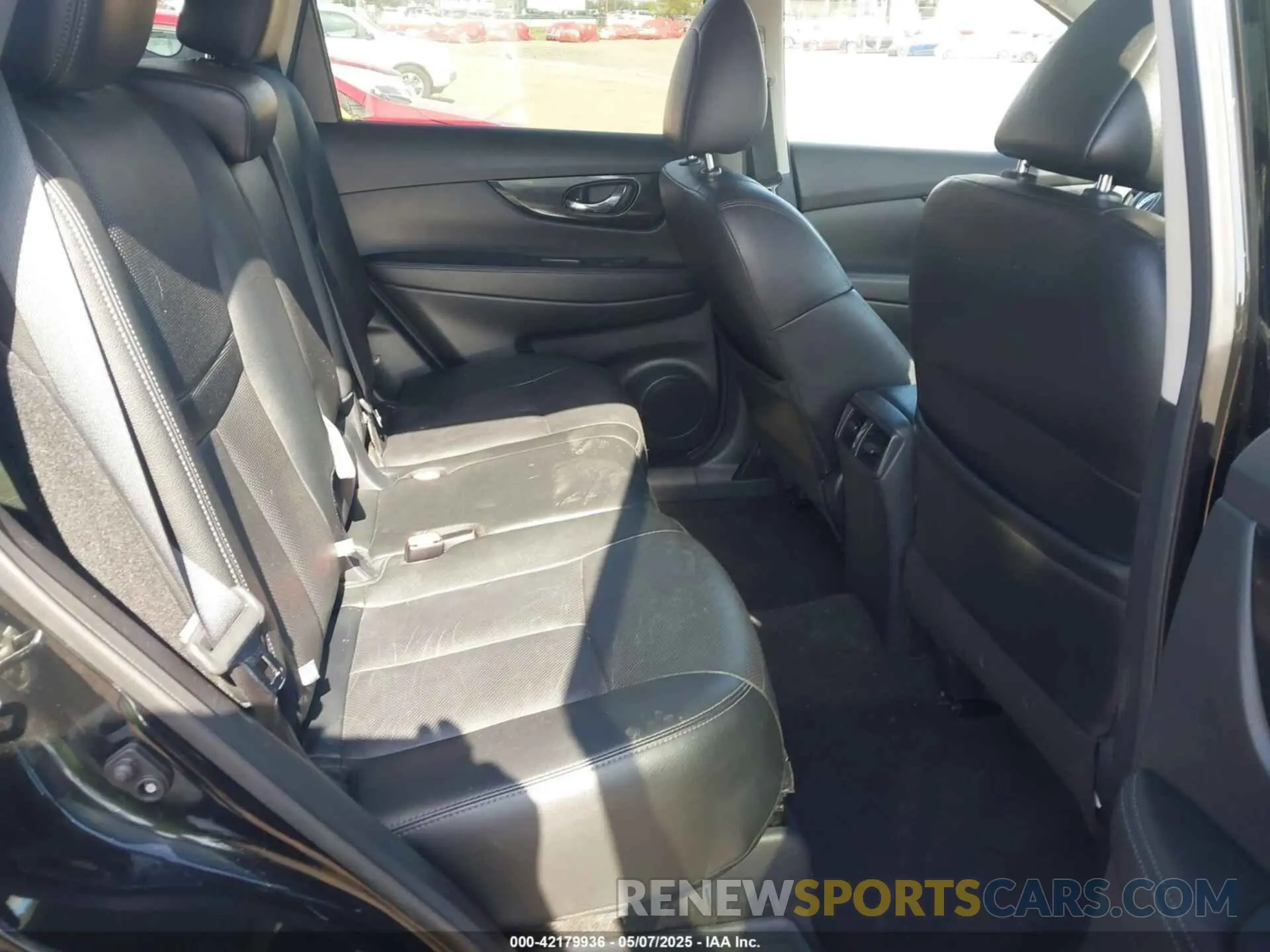 8 Photograph of a damaged car 5N1AT2MT1KC833220 NISSAN ROGUE 2019