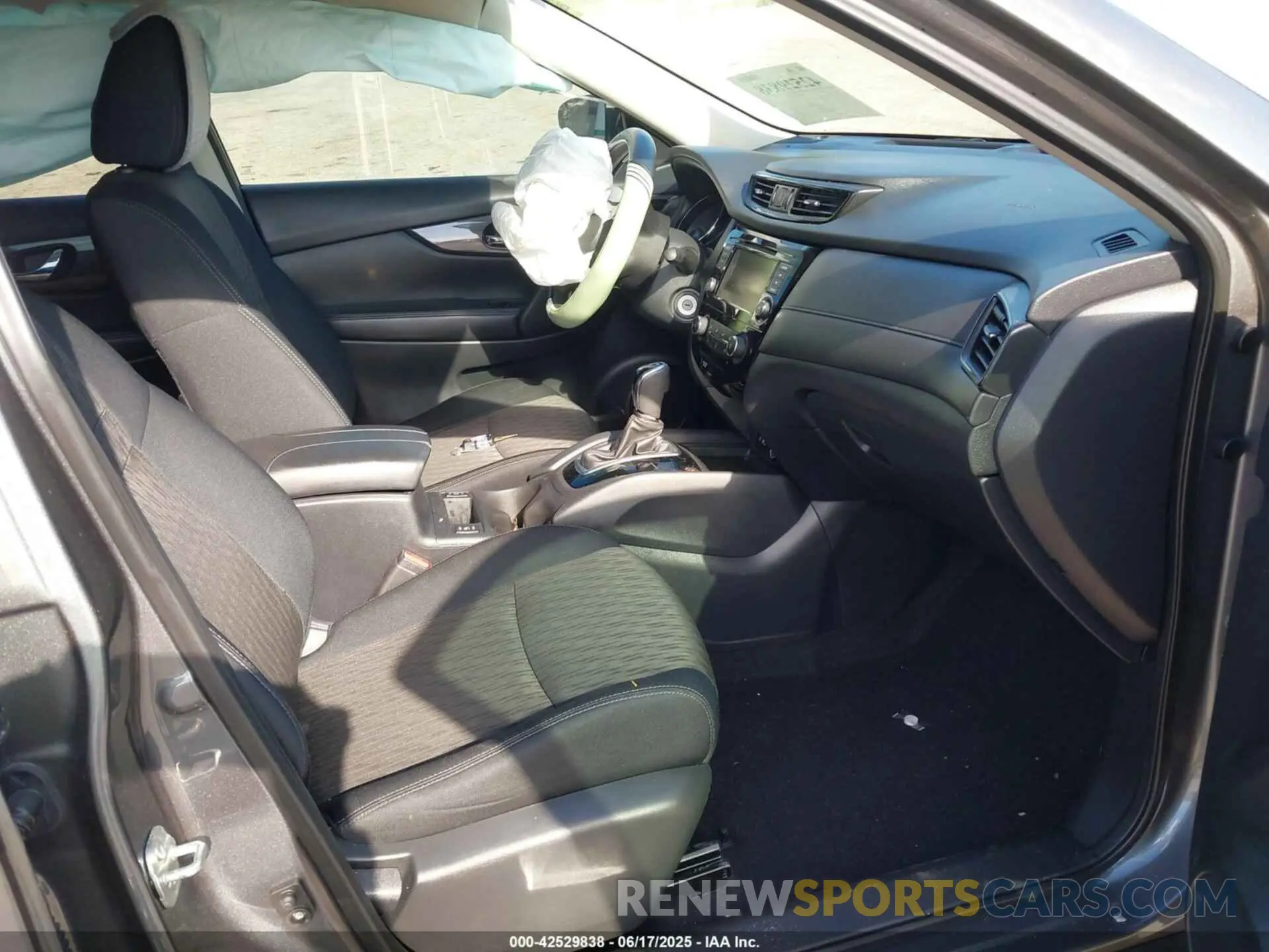 5 Photograph of a damaged car 5N1AT2MT5KC716949 NISSAN ROGUE 2019