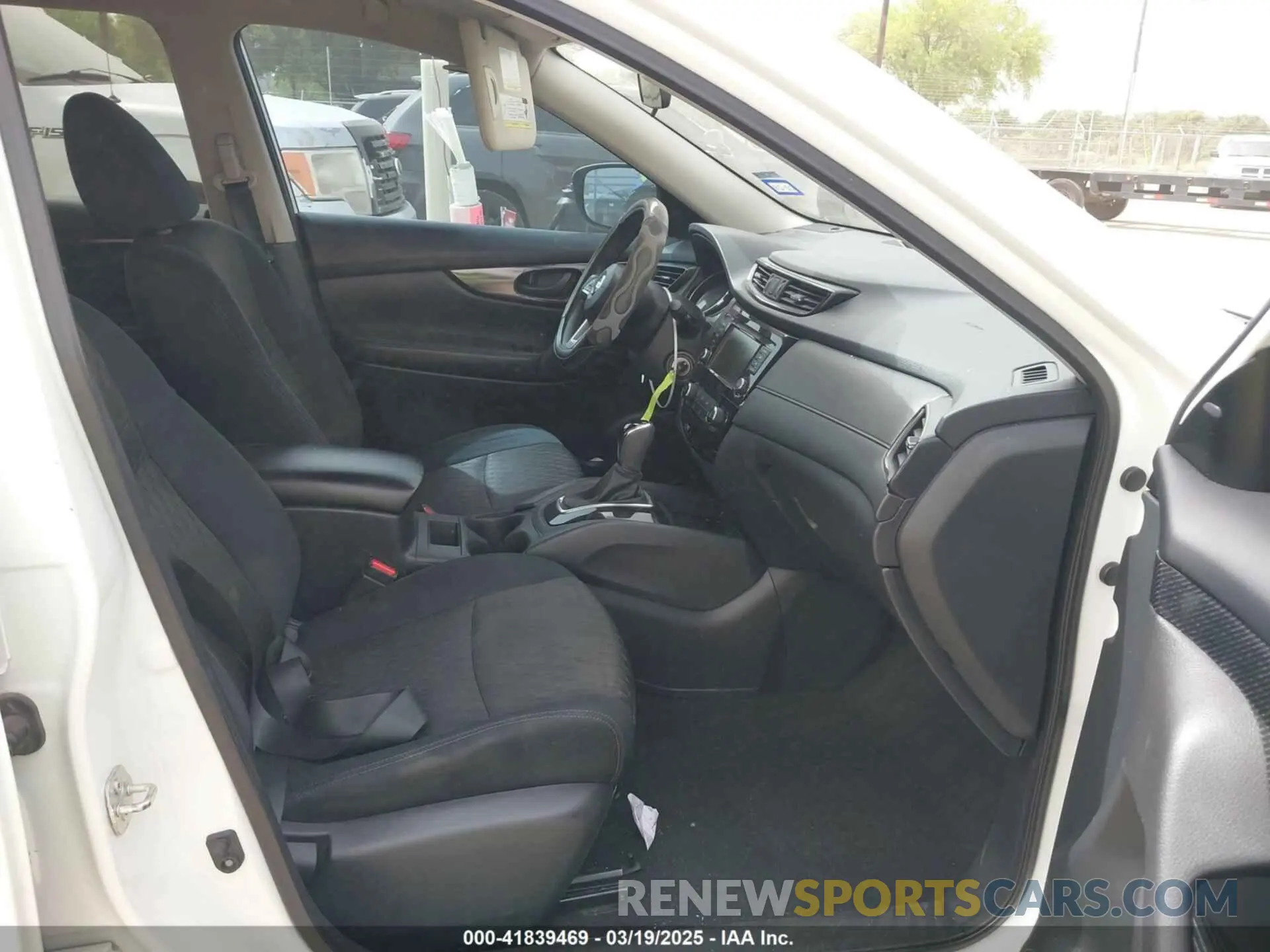 5 Photograph of a damaged car 5N1AT2MT6KC717186 NISSAN ROGUE 2019