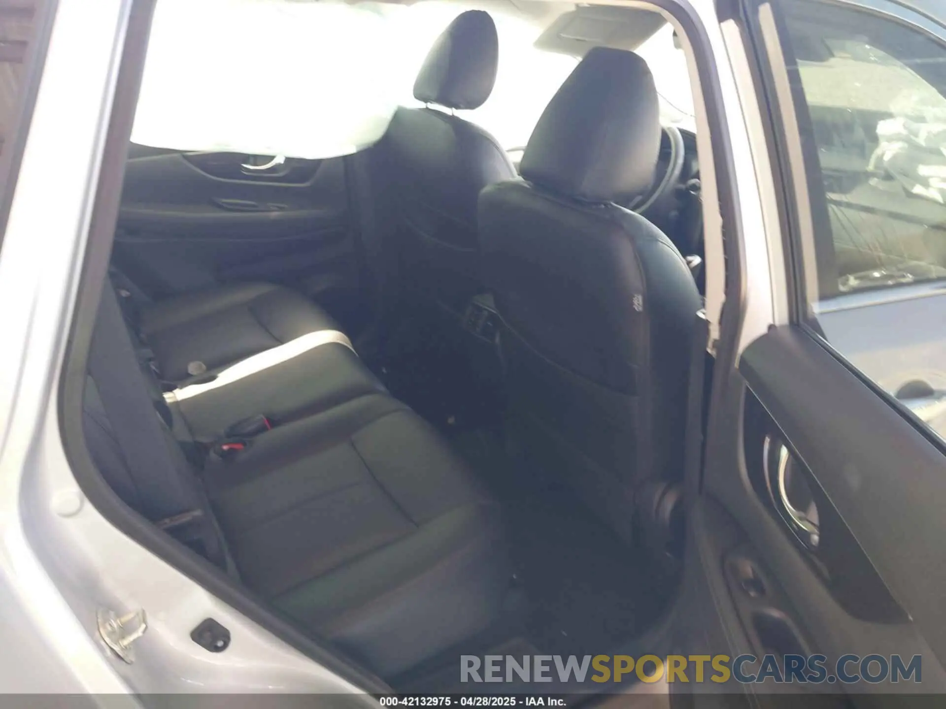 8 Photograph of a damaged car 5N1AT2MTXKC778816 NISSAN ROGUE 2019