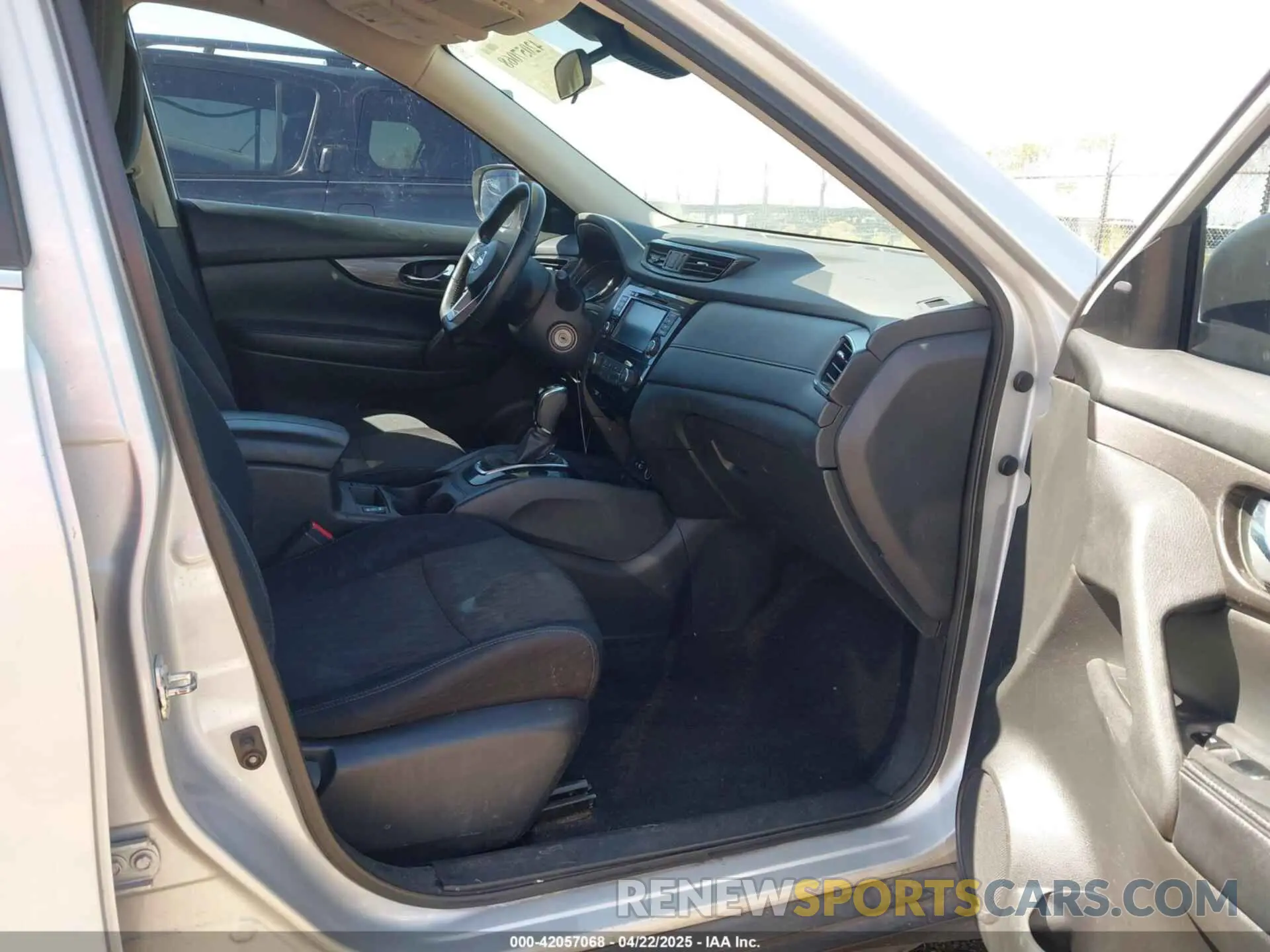 5 Photograph of a damaged car 5N1AT2MV2KC734049 NISSAN ROGUE 2019
