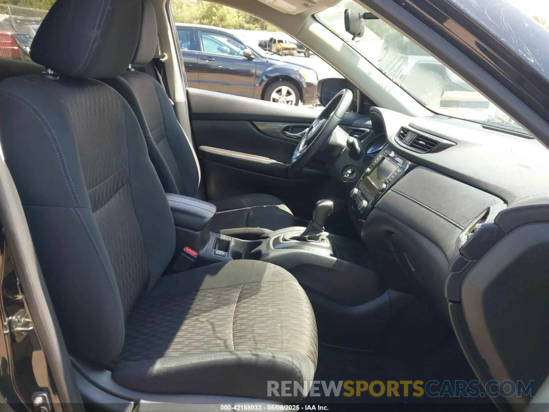 5 Photograph of a damaged car 5N1AT2MV3KC805467 NISSAN ROGUE 2019