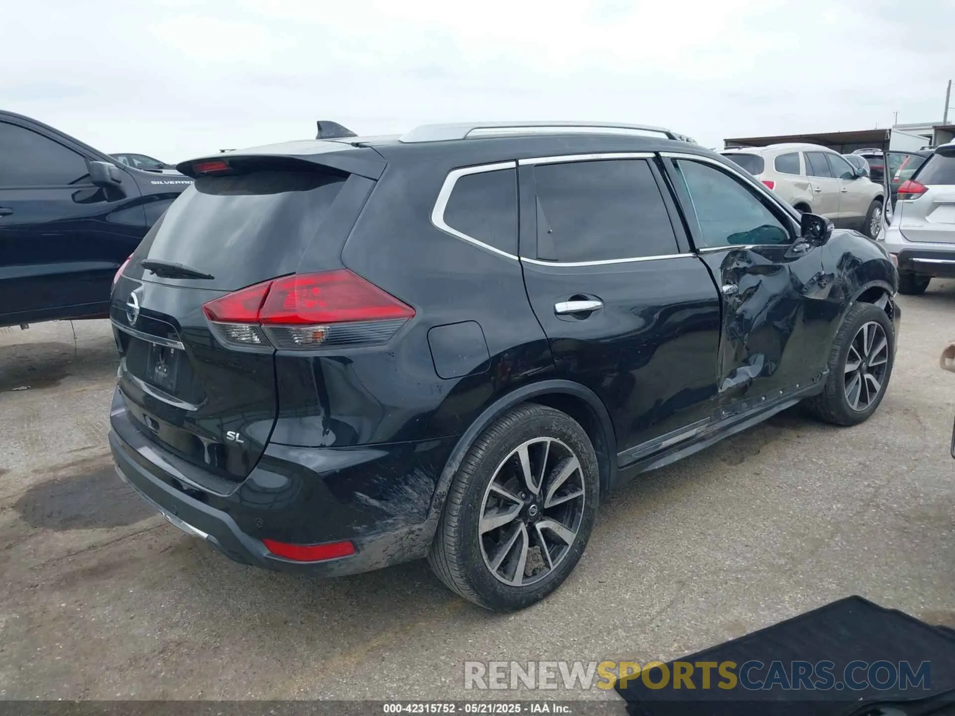 4 Photograph of a damaged car 5N1AT2MTXLC738768 NISSAN ROGUE 2020