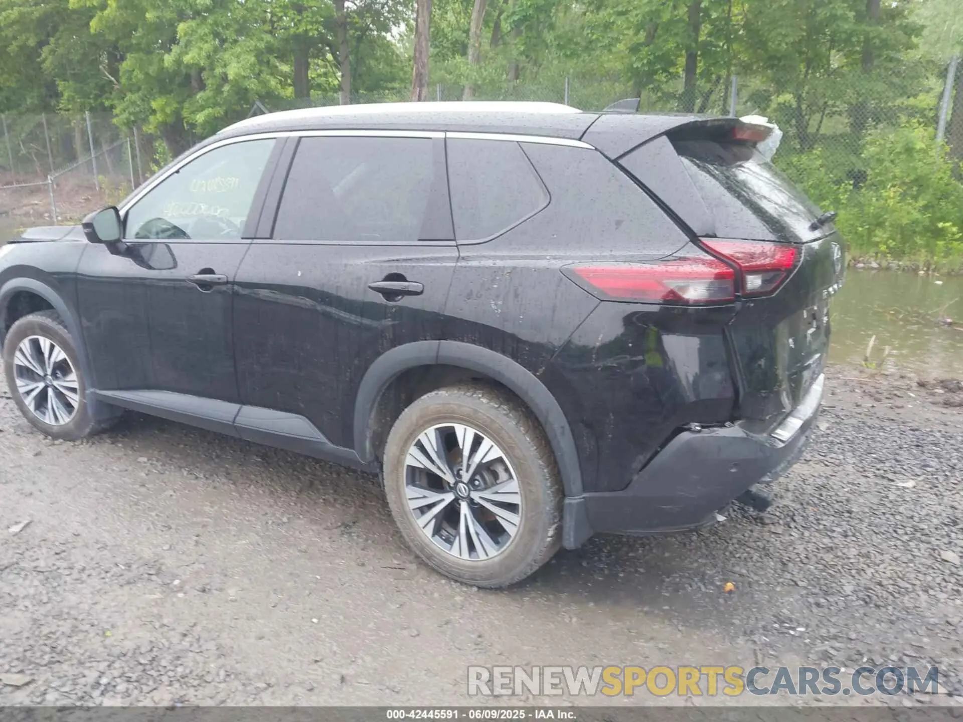 3 Photograph of a damaged car 5N1AT3BB5MC810400 NISSAN ROGUE 2021