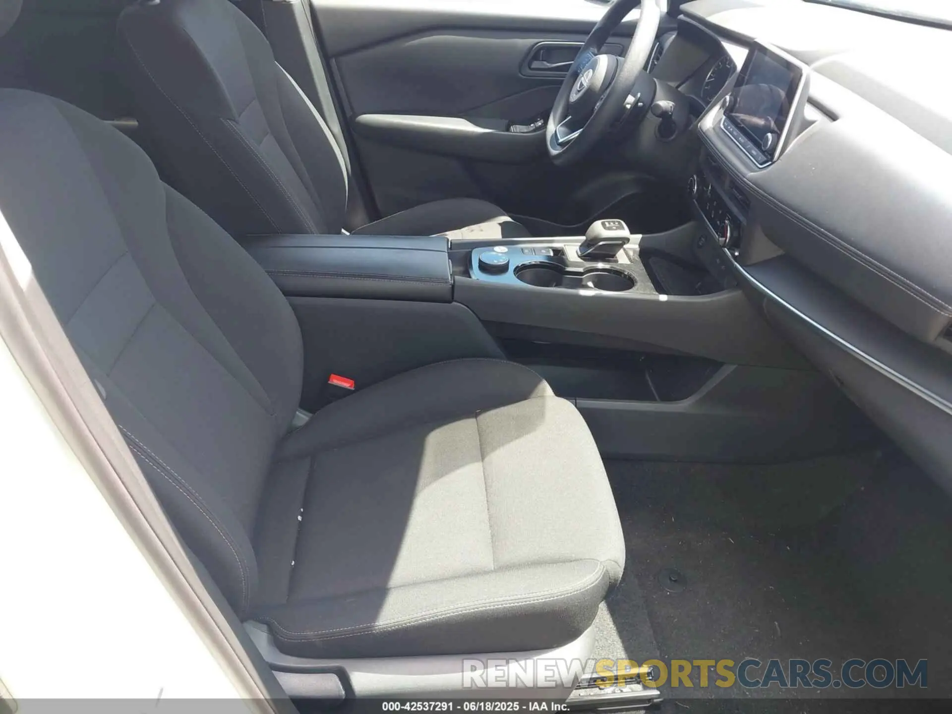 5 Photograph of a damaged car 5N1BT3AB7RC670251 NISSAN ROGUE 2024
