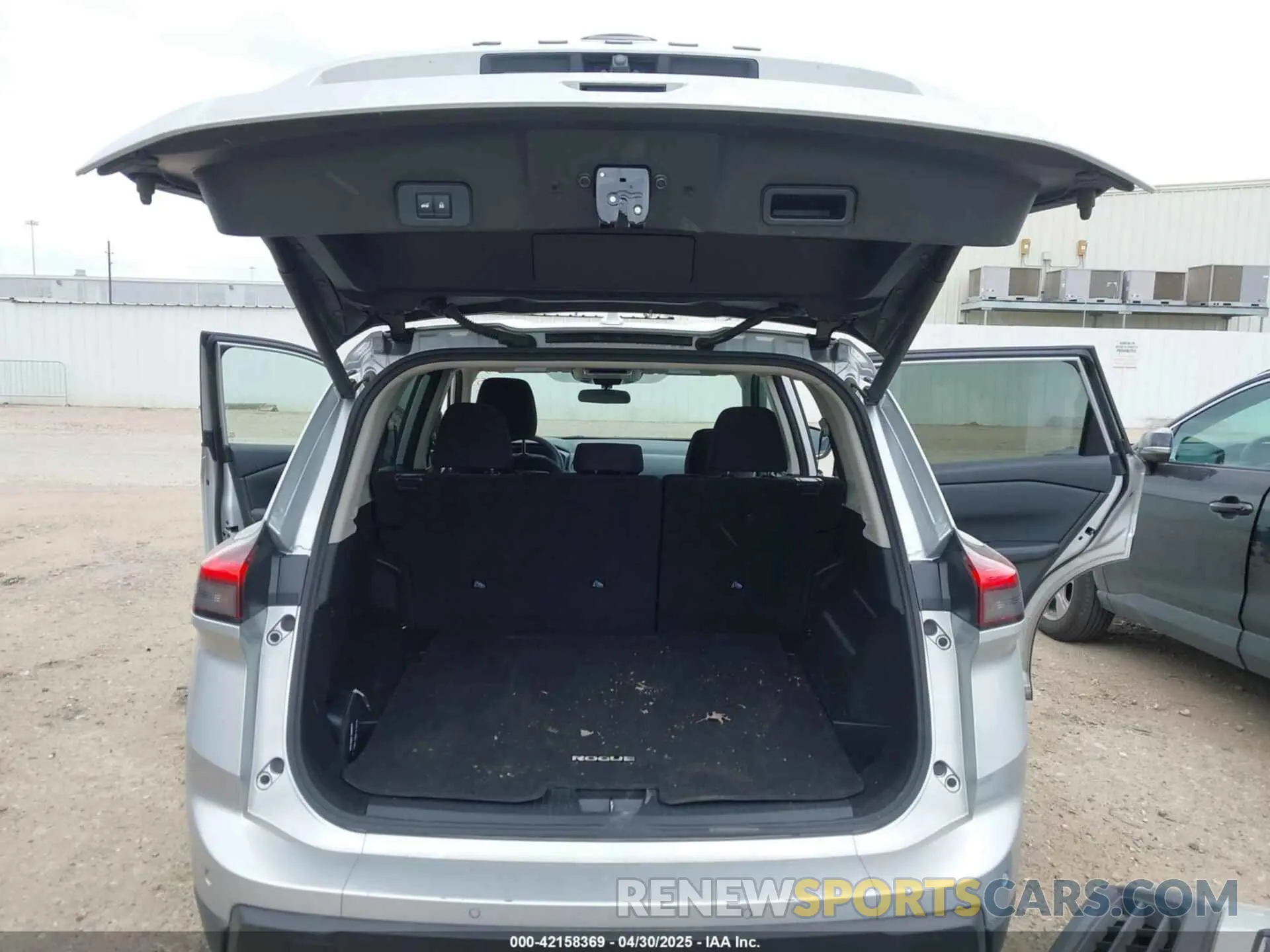 18 Photograph of a damaged car 5N1BT3BA7RC677593 NISSAN ROGUE 2024