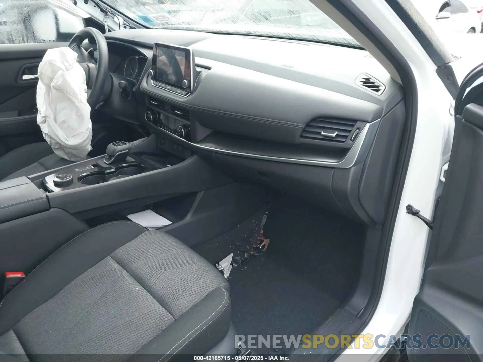 5 Photograph of a damaged car 5N1BT3BB3RC751536 NISSAN ROGUE 2024