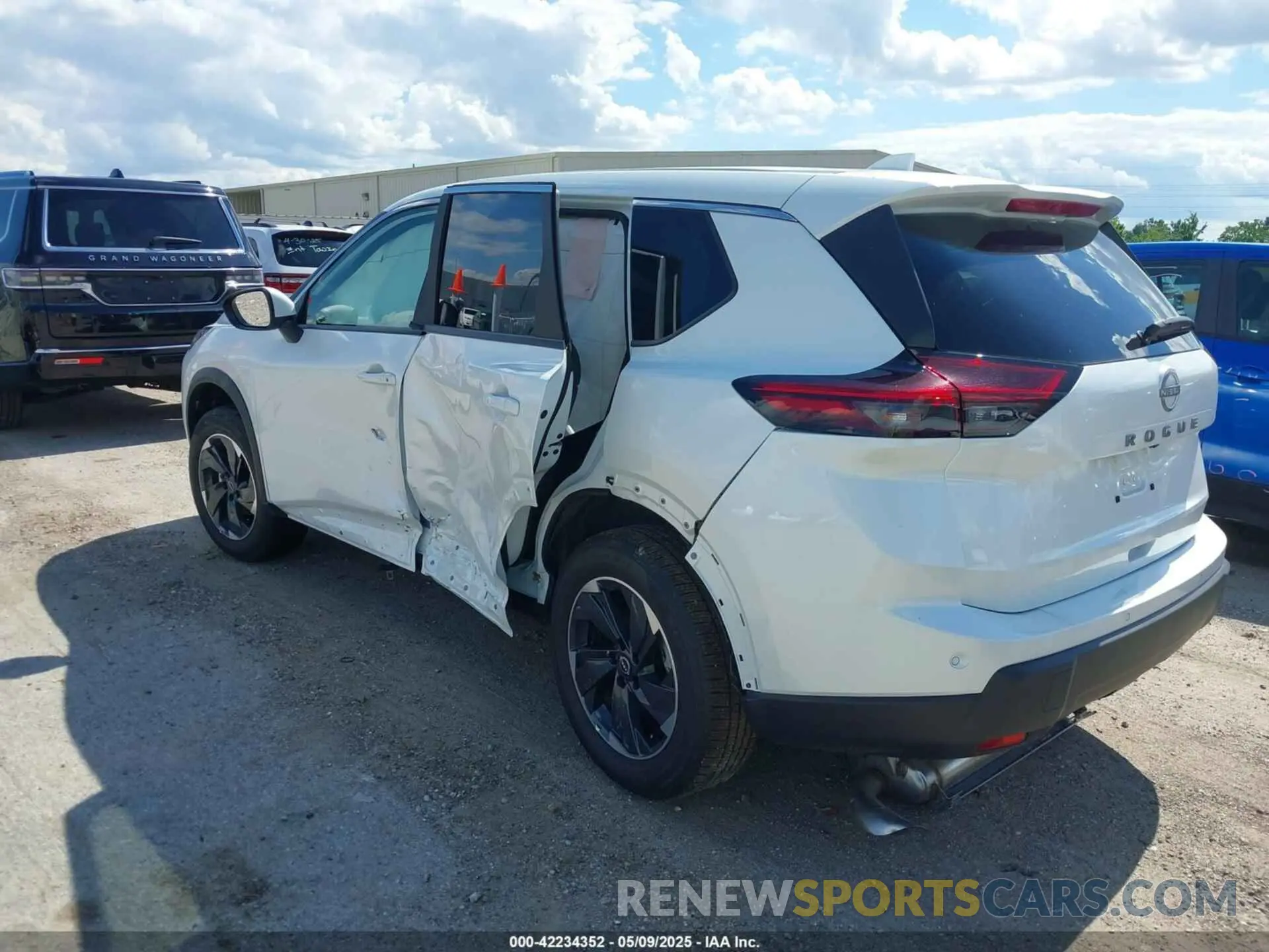 3 Photograph of a damaged car 5N1BT3BA5SC828212 NISSAN ROGUE 2025