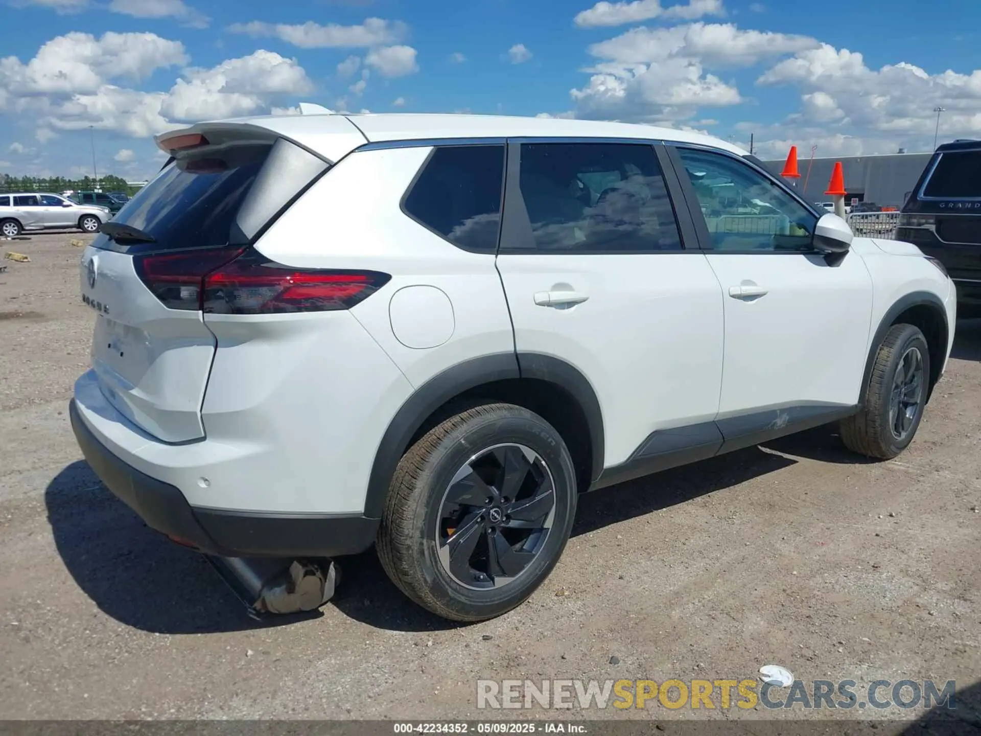 4 Photograph of a damaged car 5N1BT3BA5SC828212 NISSAN ROGUE 2025