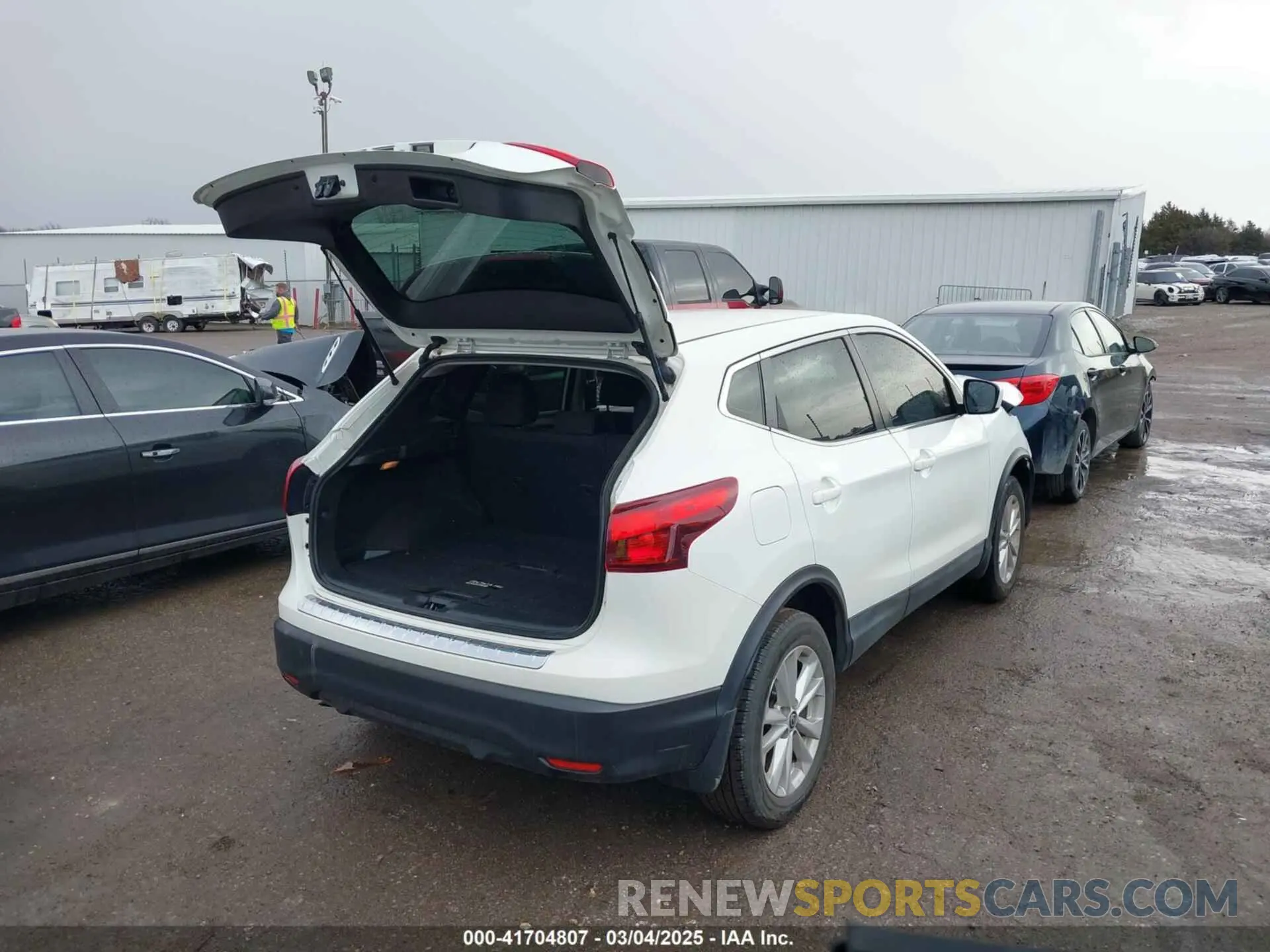 4 Photograph of a damaged car JN1BJ1CP2KW231473 NISSAN ROGUE SPORT 2019