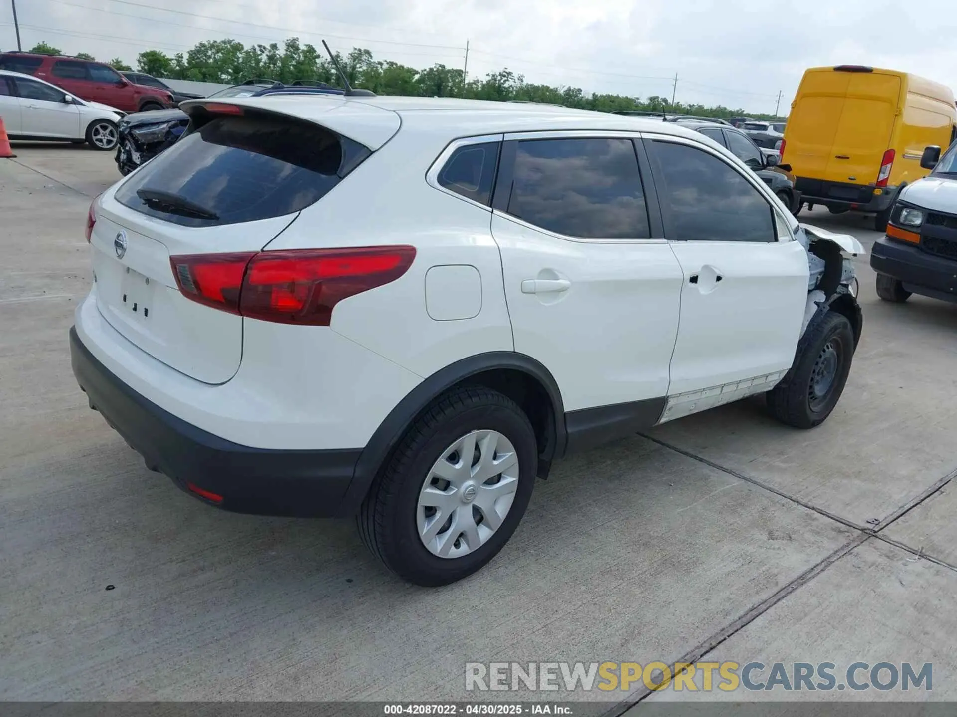 4 Photograph of a damaged car JN1BJ1CP4KW239090 NISSAN ROGUE SPORT 2019