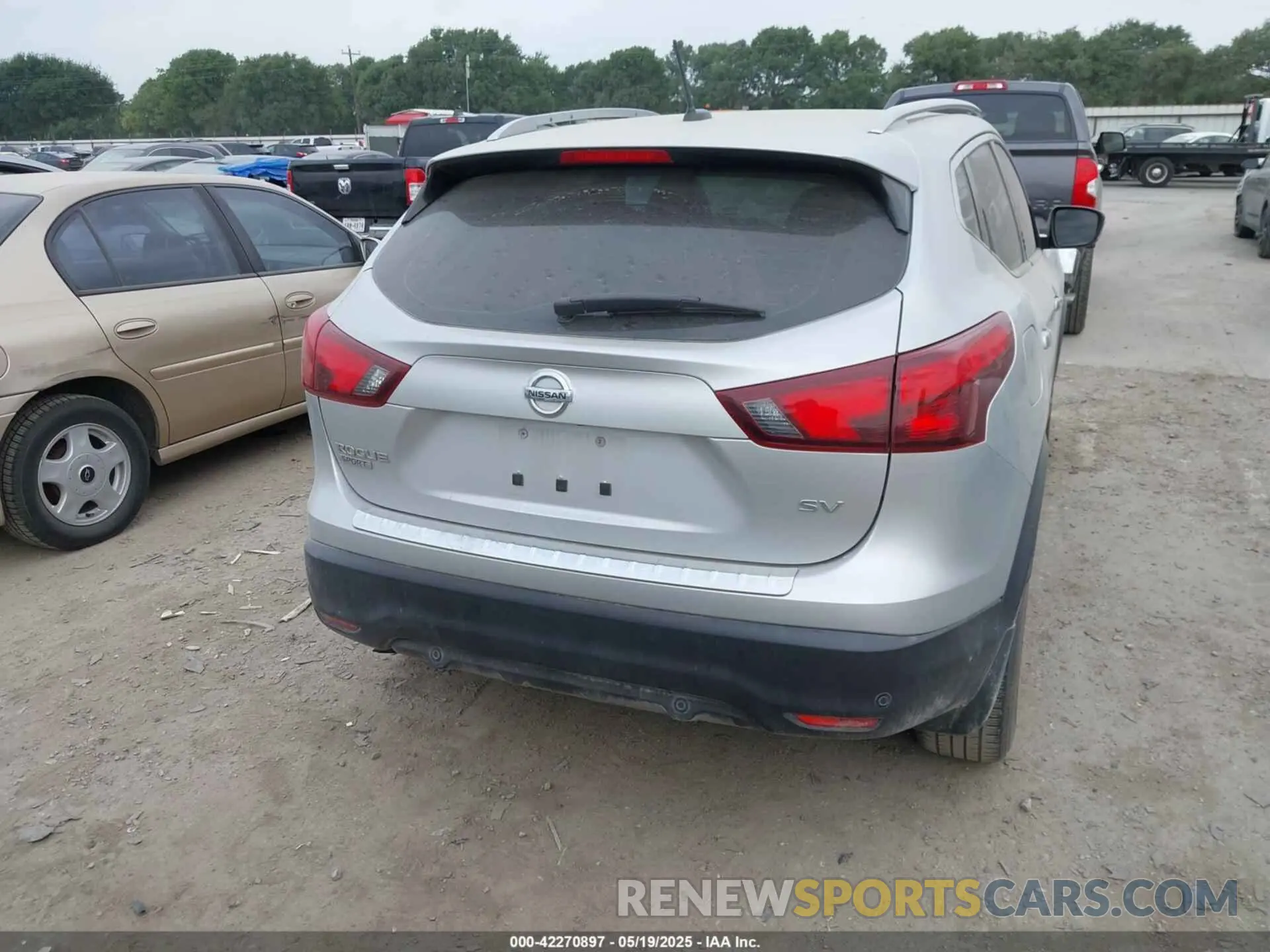 16 Photograph of a damaged car JN1BJ1CP9KW521189 NISSAN ROGUE SPORT 2019