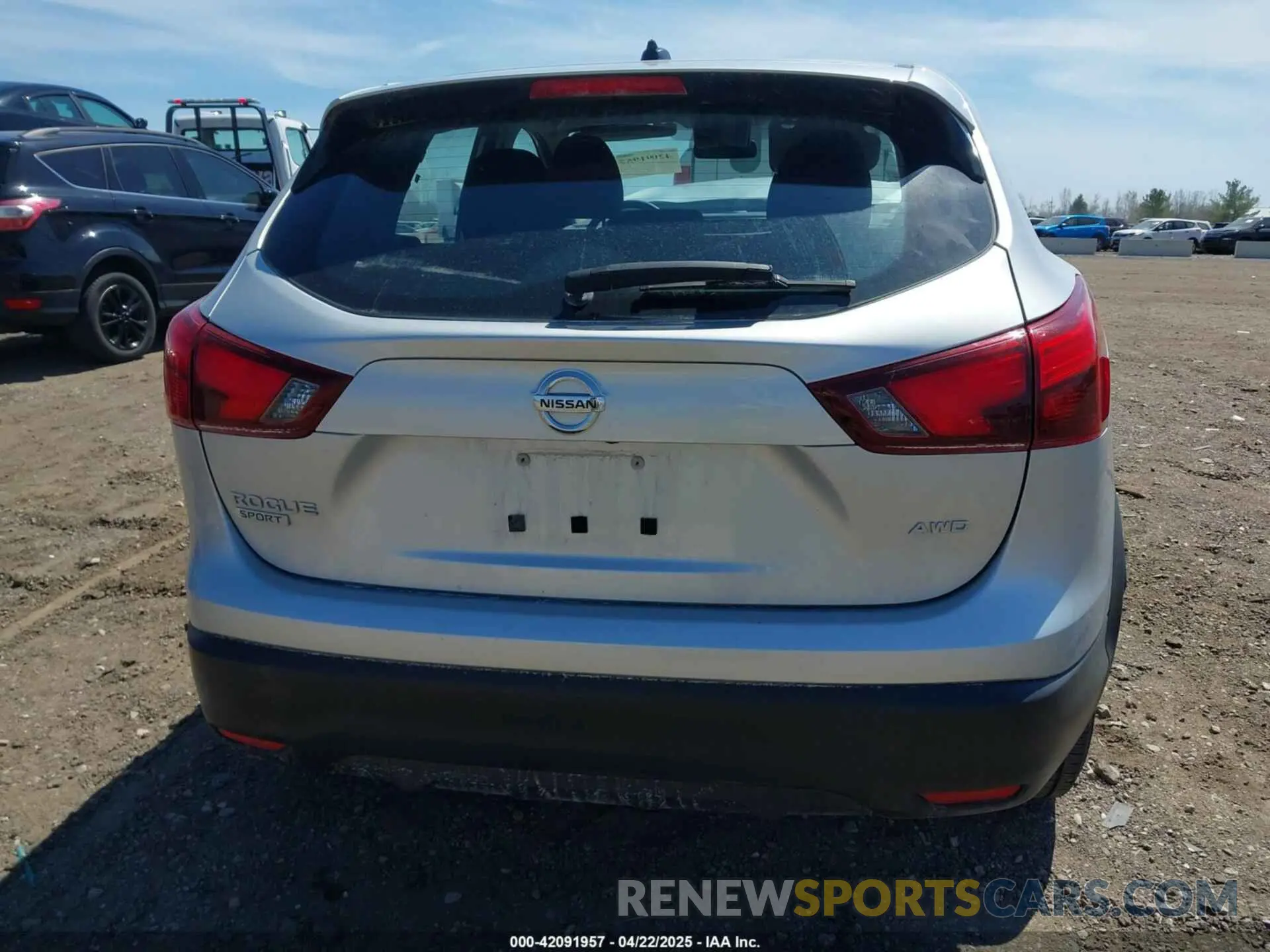 17 Photograph of a damaged car JN1BJ1CR5KW326515 NISSAN ROGUE SPORT 2019