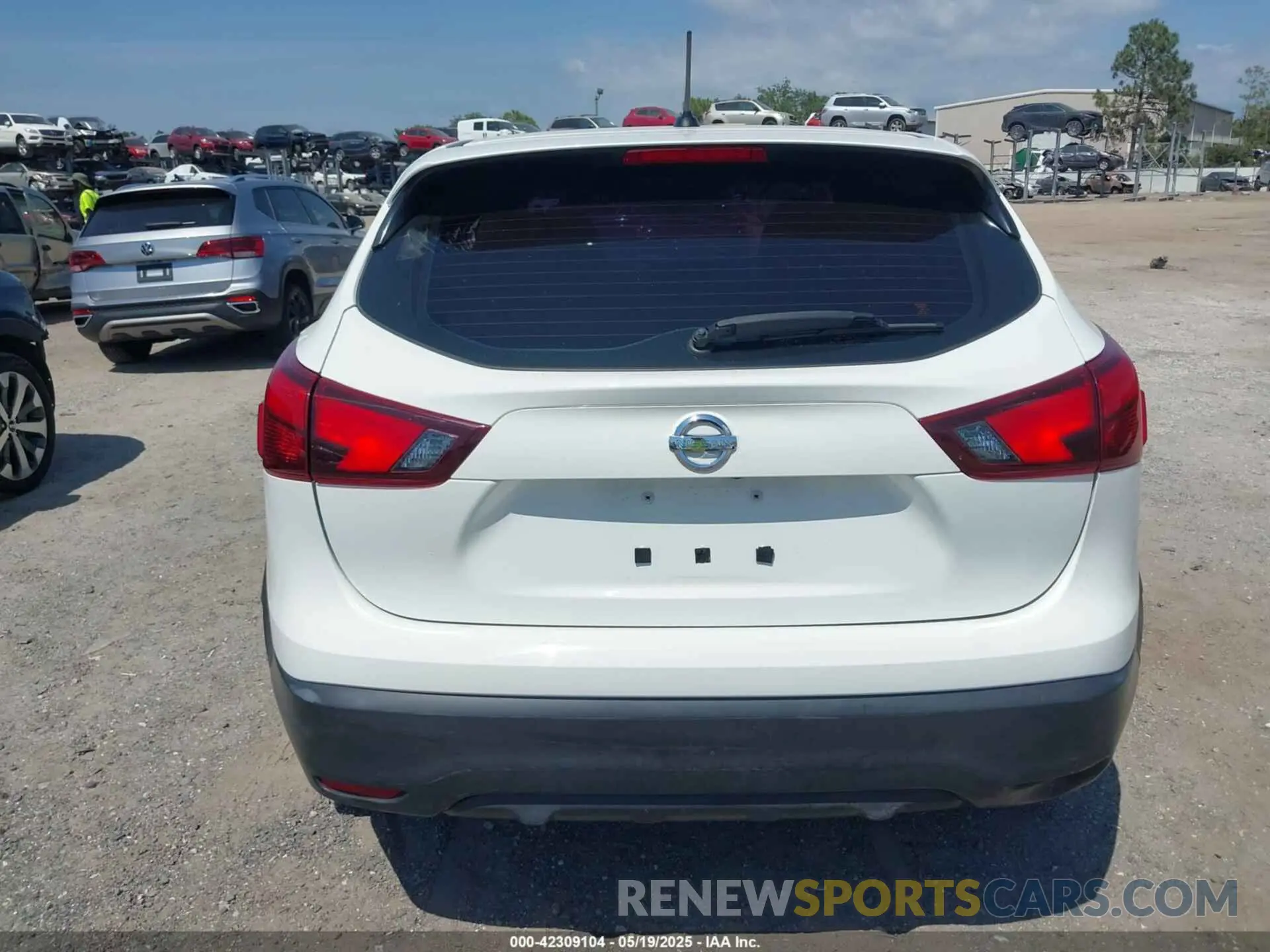16 Photograph of a damaged car JN1BJ1CR6KW330198 NISSAN ROGUE SPORT 2019