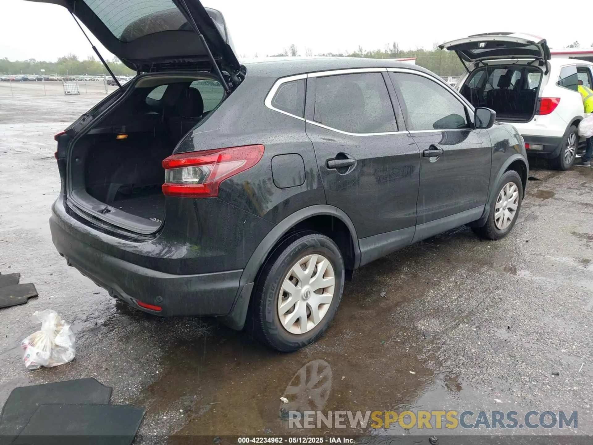 4 Photograph of a damaged car JN1BJ1CV8LW548013 NISSAN ROGUE SPORT 2020