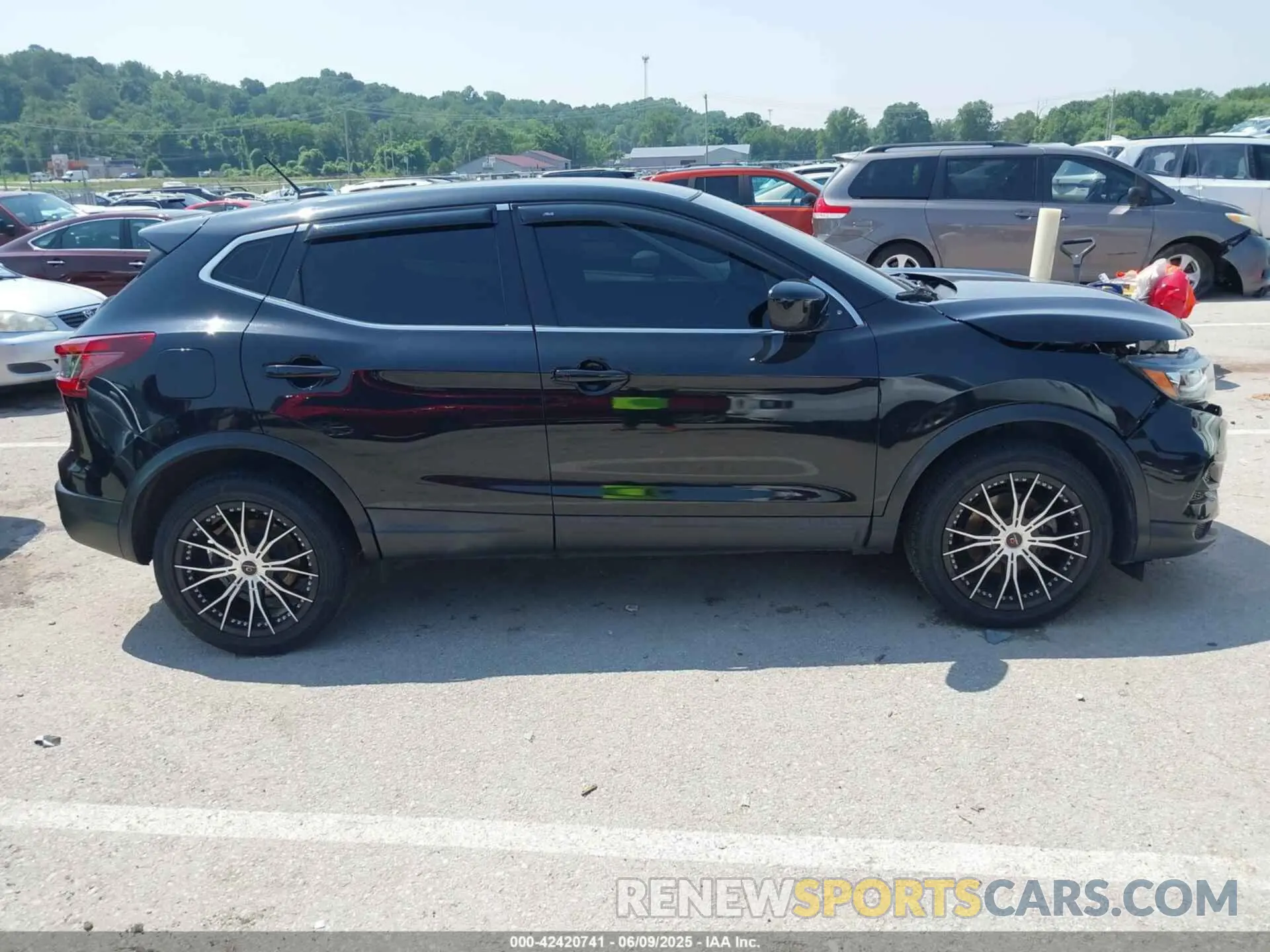 13 Photograph of a damaged car JN1BJ1CW6LW366948 NISSAN ROGUE SPORT 2020