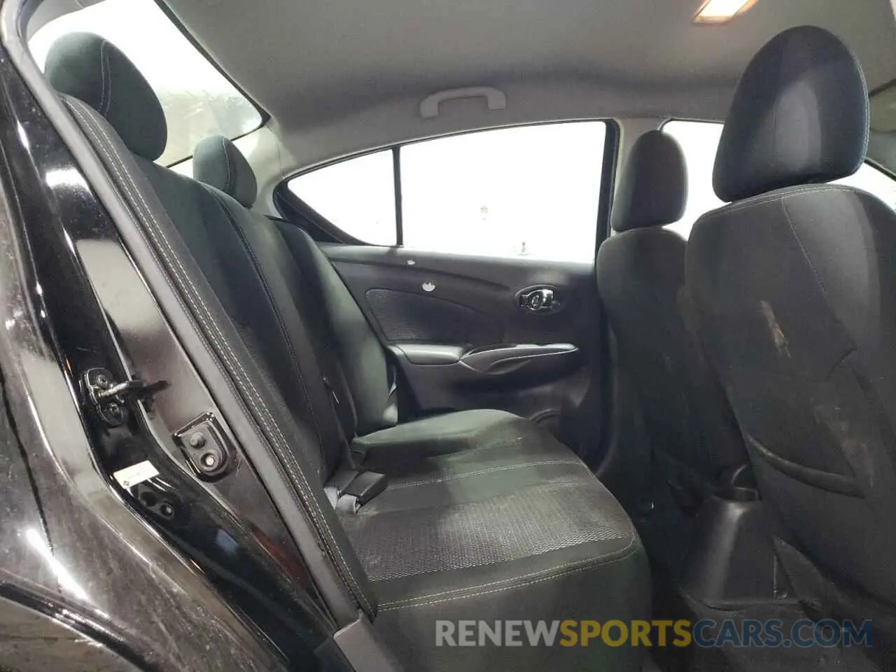 10 Photograph of a damaged car 3N1CN7AP0KL844390 NISSAN VERSA 2019
