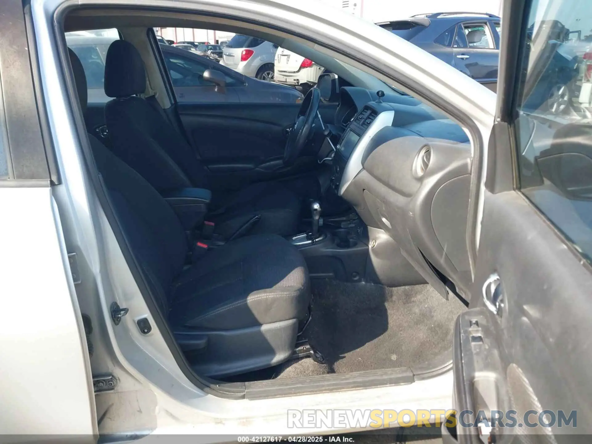 5 Photograph of a damaged car 3N1CN7AP2KL843581 NISSAN VERSA 2019