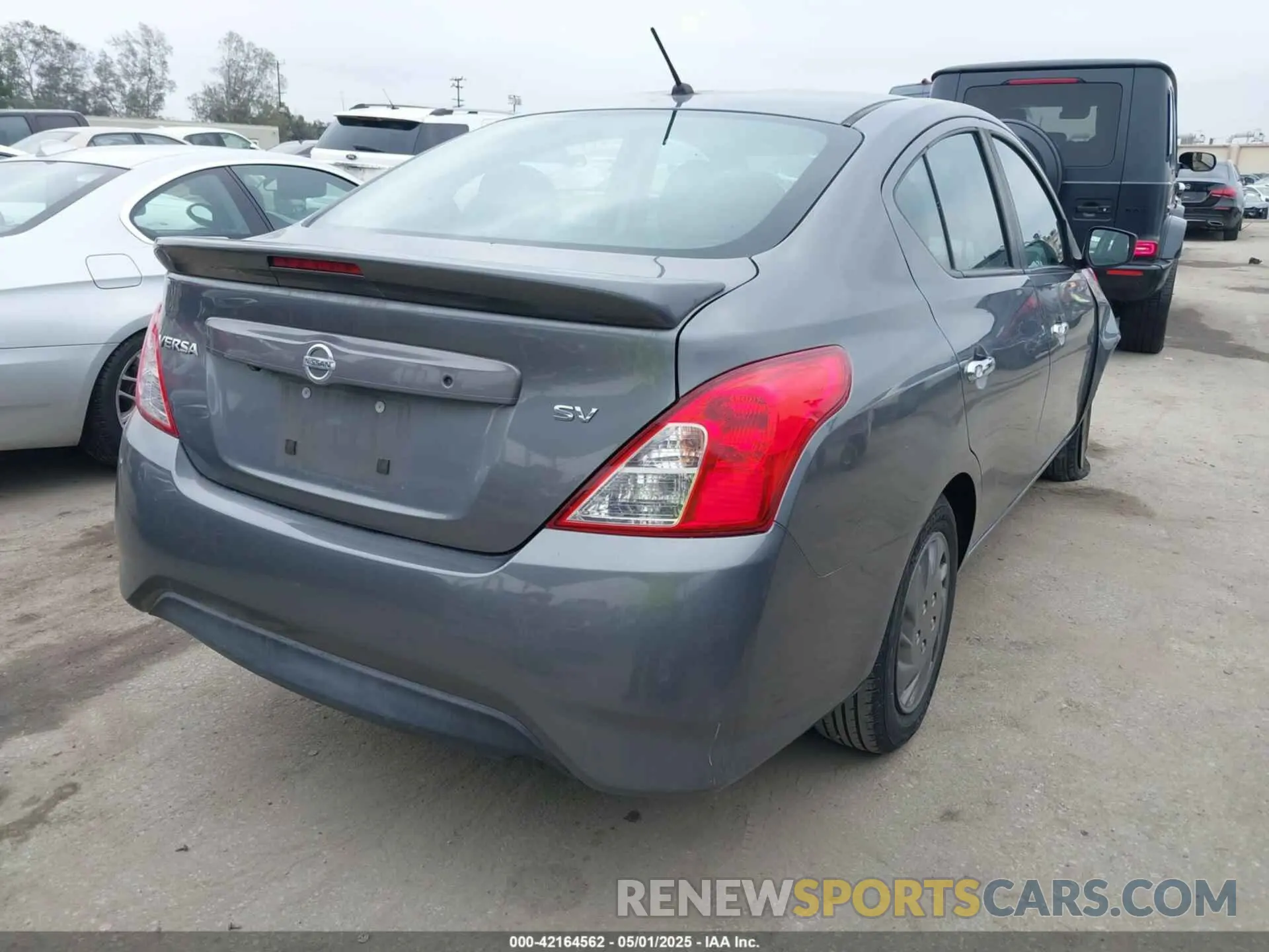 4 Фотография поврежденного автомобиля 3N1CN7AP2KL862485 NISSAN VERSA 2019