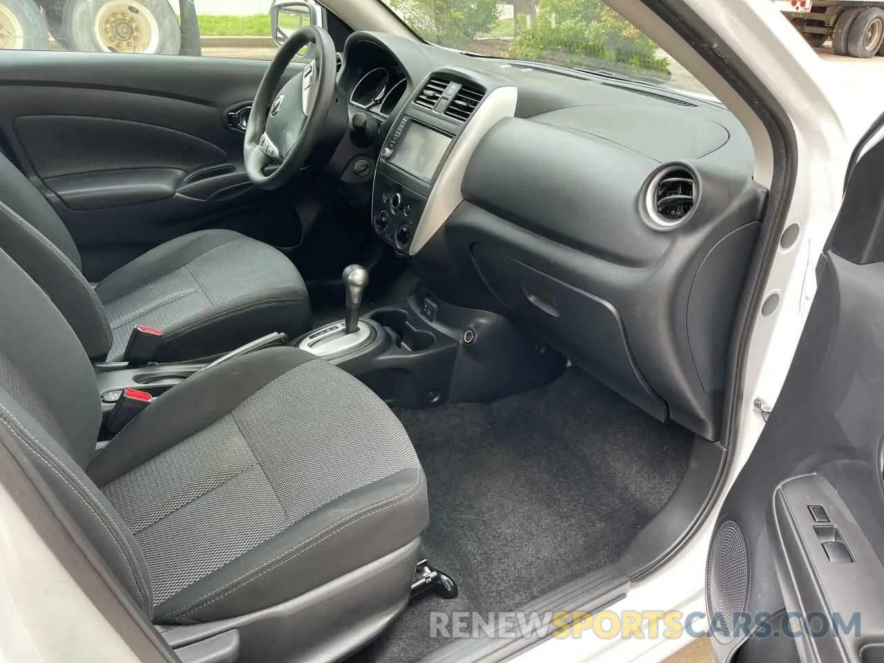 5 Photograph of a damaged car 3N1CN7AP4KL853965 NISSAN VERSA 2019
