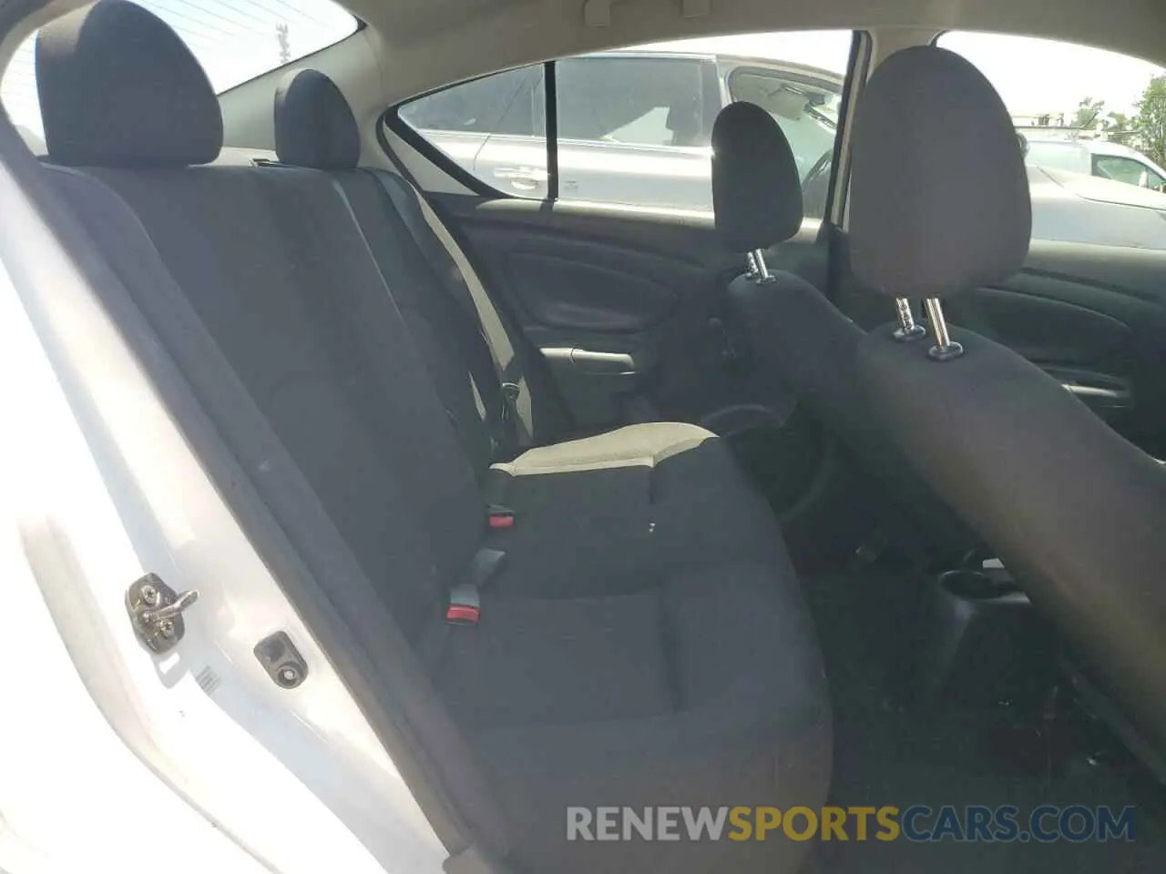 10 Фотография поврежденного автомобиля 3N1CN7AP6KL829764 NISSAN VERSA 2019
