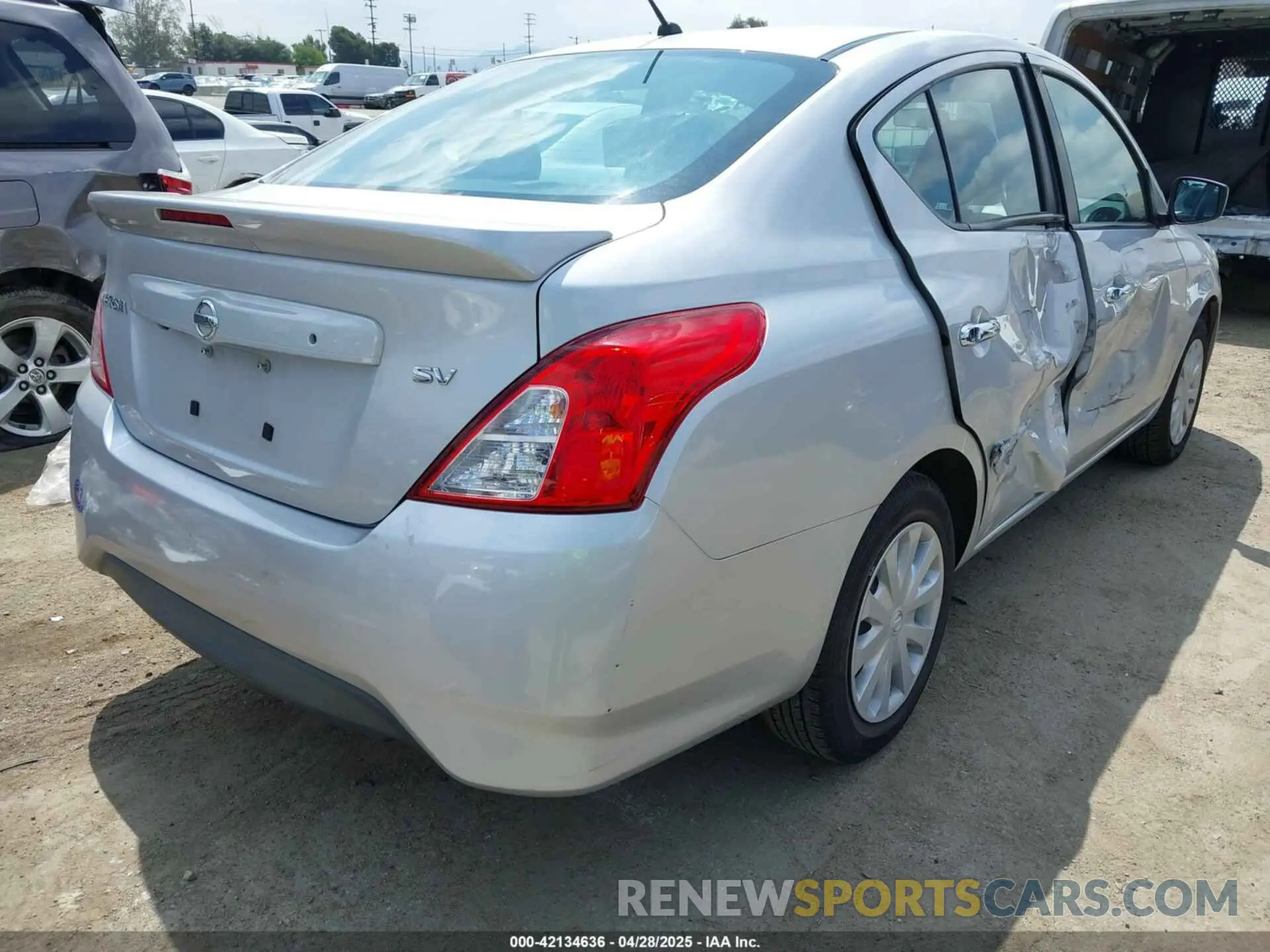 4 Фотография поврежденного автомобиля 3N1CN7AP7KL804002 NISSAN VERSA 2019
