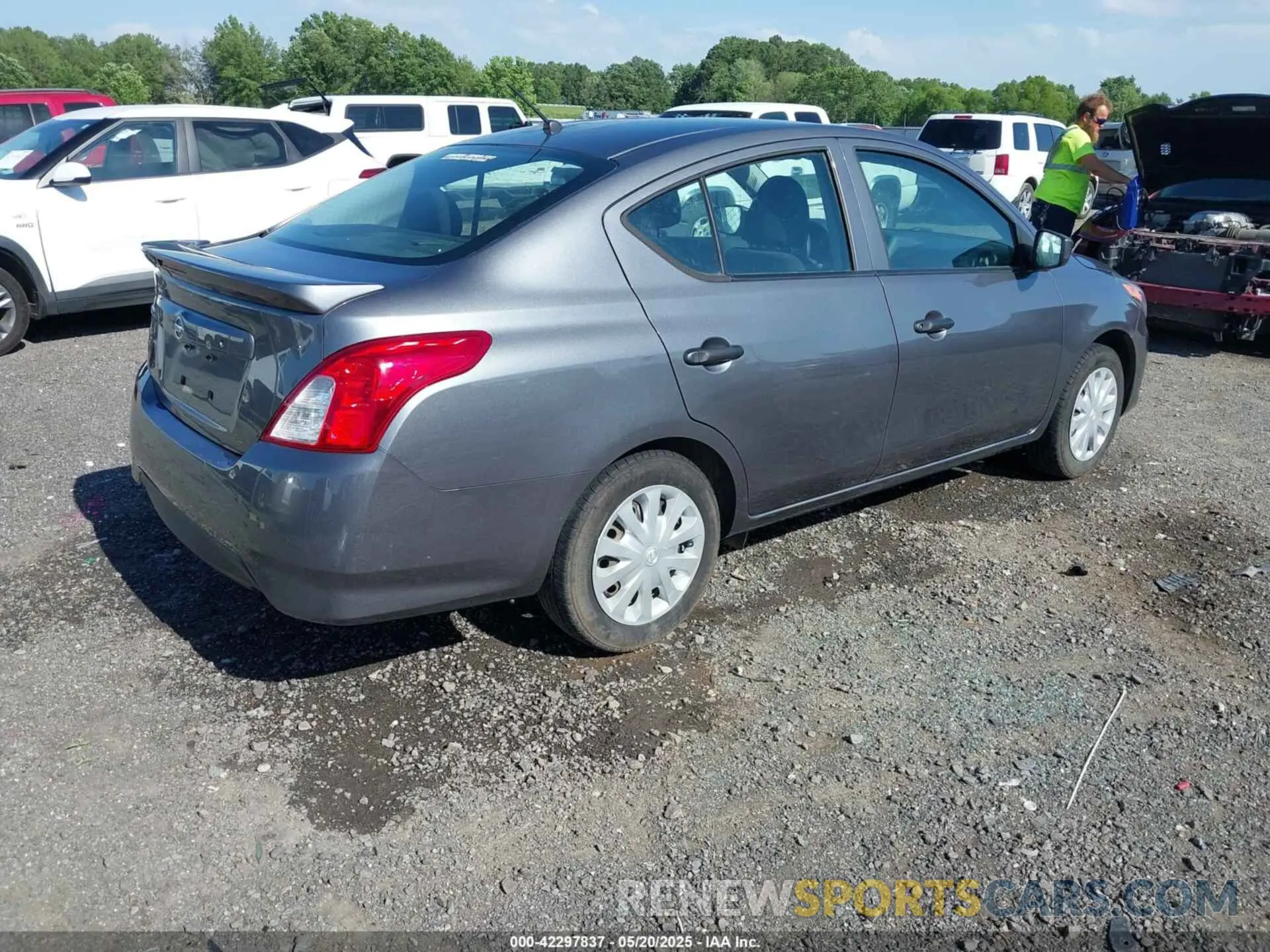 4 Фотография поврежденного автомобиля 3N1CN7AP8KL820631 NISSAN VERSA 2019