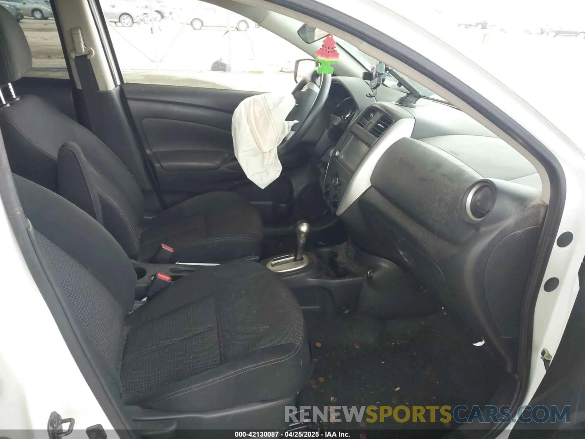 5 Photograph of a damaged car 3N1CN7AP8KL831449 NISSAN VERSA 2019