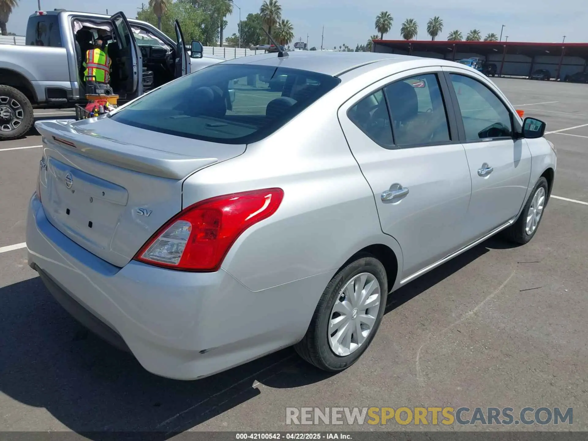 4 Фотография поврежденного автомобиля 3N1CN7AP9KL867893 NISSAN VERSA 2019