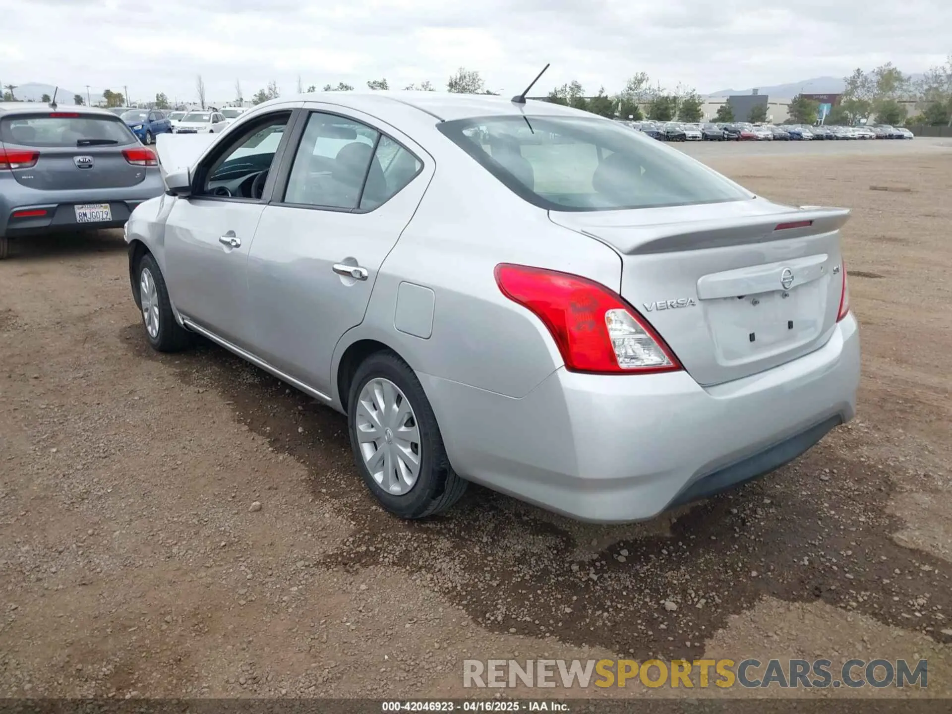 3 Фотография поврежденного автомобиля 3N1CN7APXKL803474 NISSAN VERSA 2019