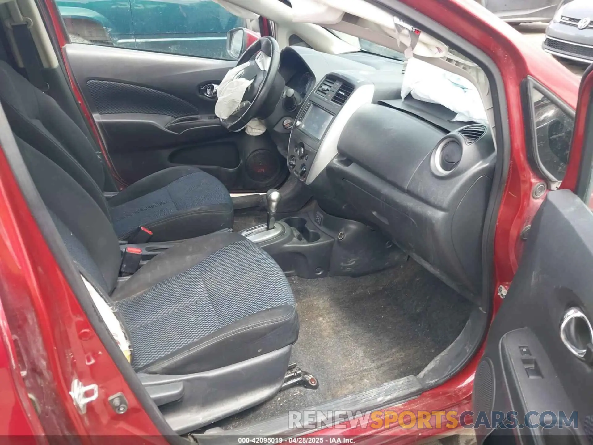 5 Photograph of a damaged car 3N1CE2CP6KL358182 NISSAN VERSA NOTE 2019