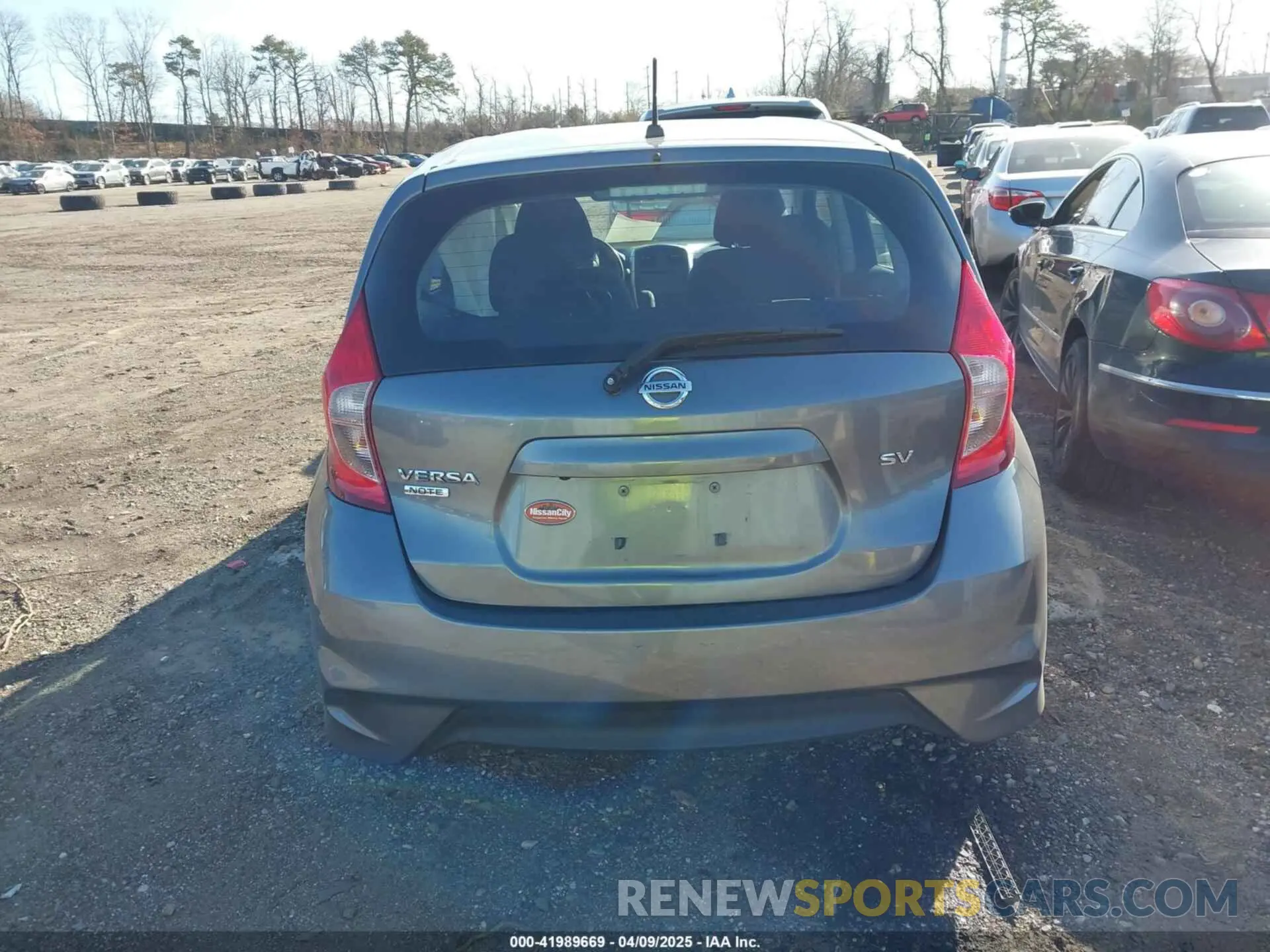 17 Фотография поврежденного автомобиля 3N1CE2CP8KL360435 NISSAN VERSA NOTE 2019