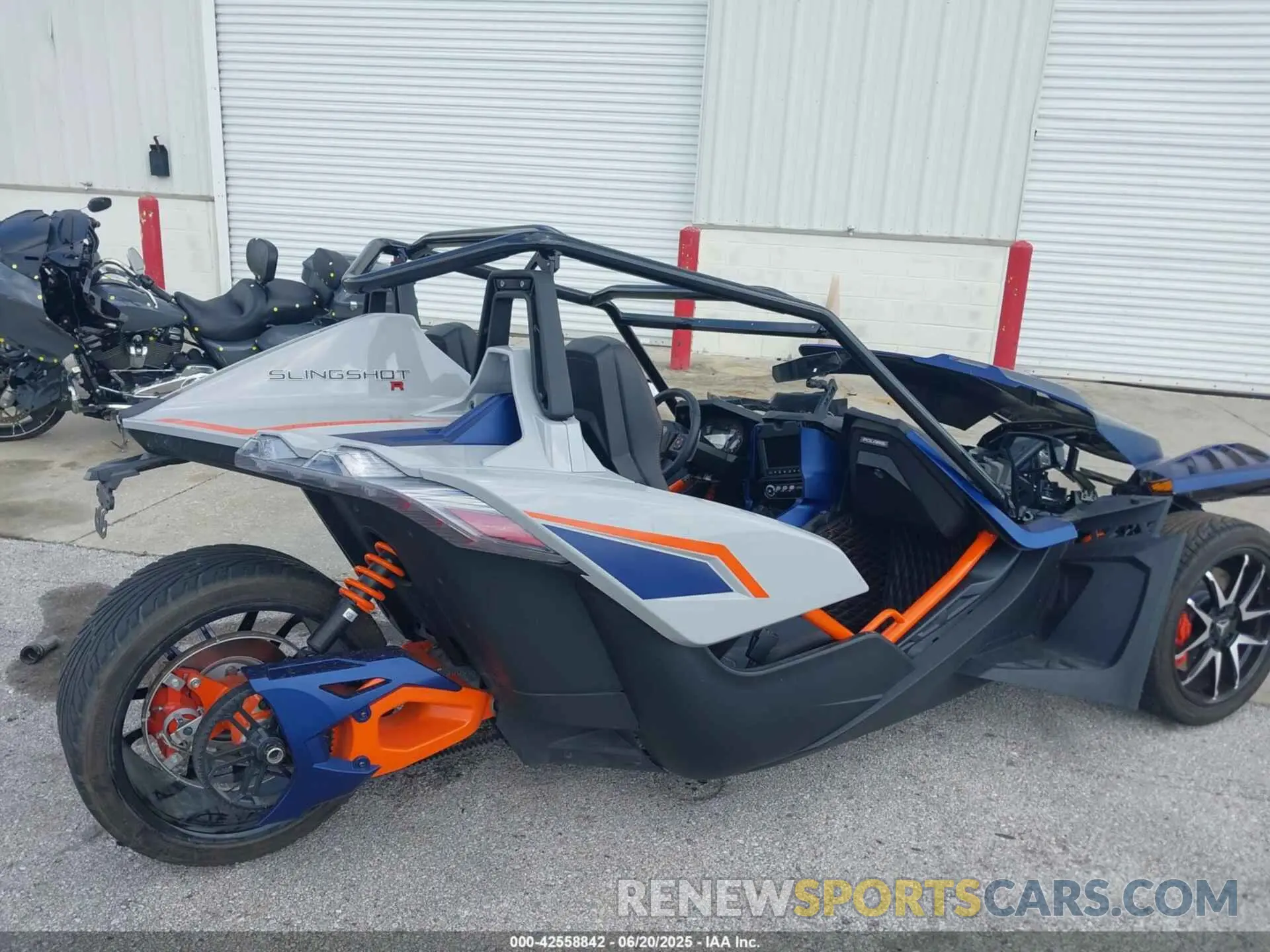 4 Photograph of a damaged car 57XAARHB7N8150036 POLARIS SLINGSHOT 2022