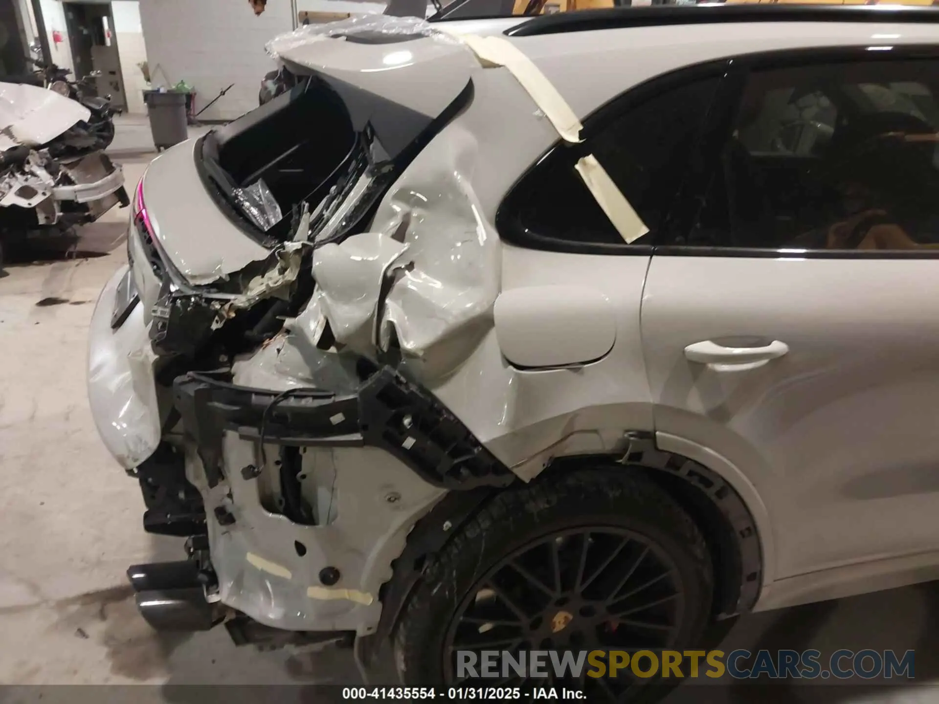 17 Photograph of a damaged car WP1AG2AY8NDA39000 PORSCHE CAYENNE 2022