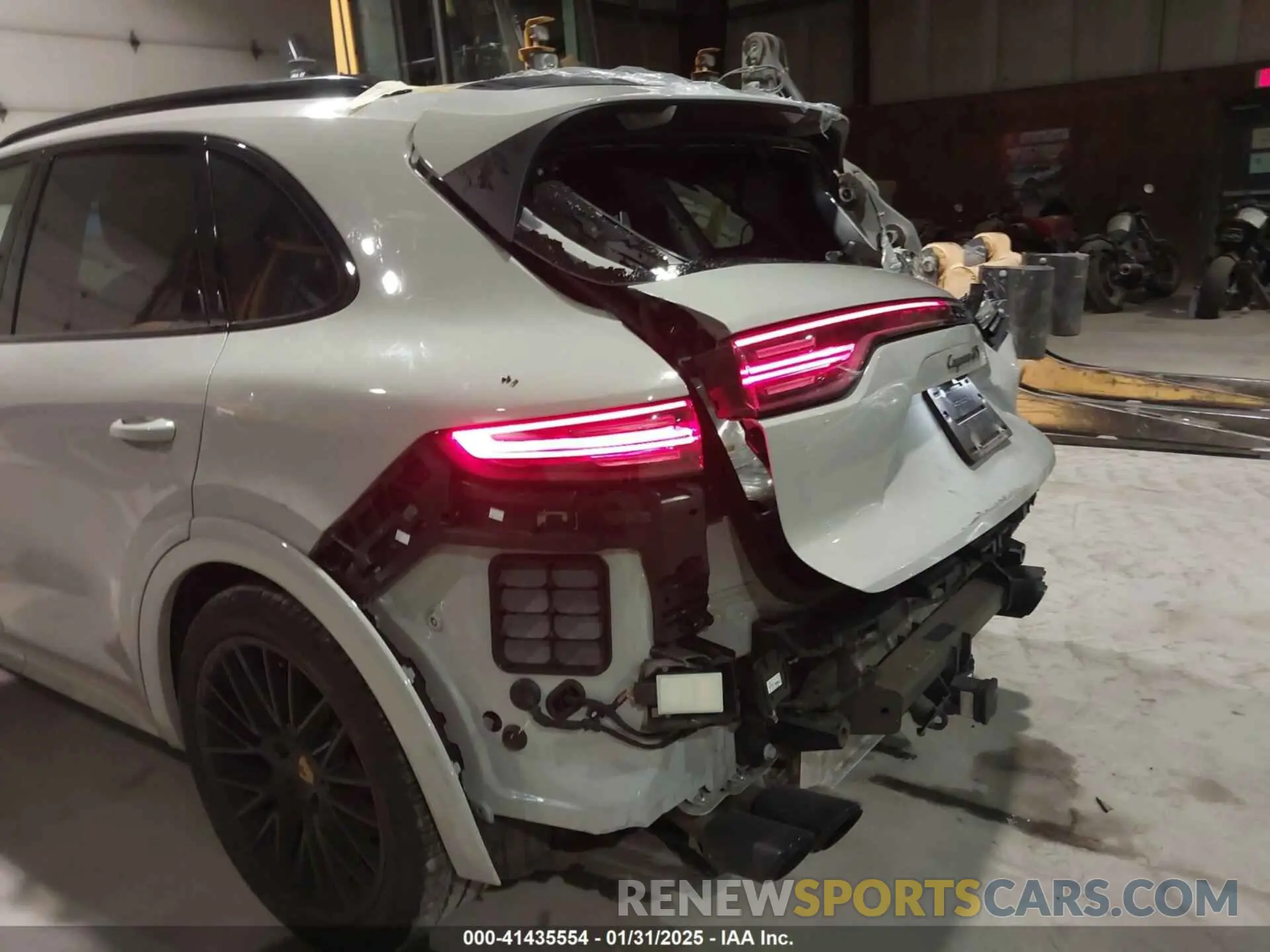 18 Photograph of a damaged car WP1AG2AY8NDA39000 PORSCHE CAYENNE 2022